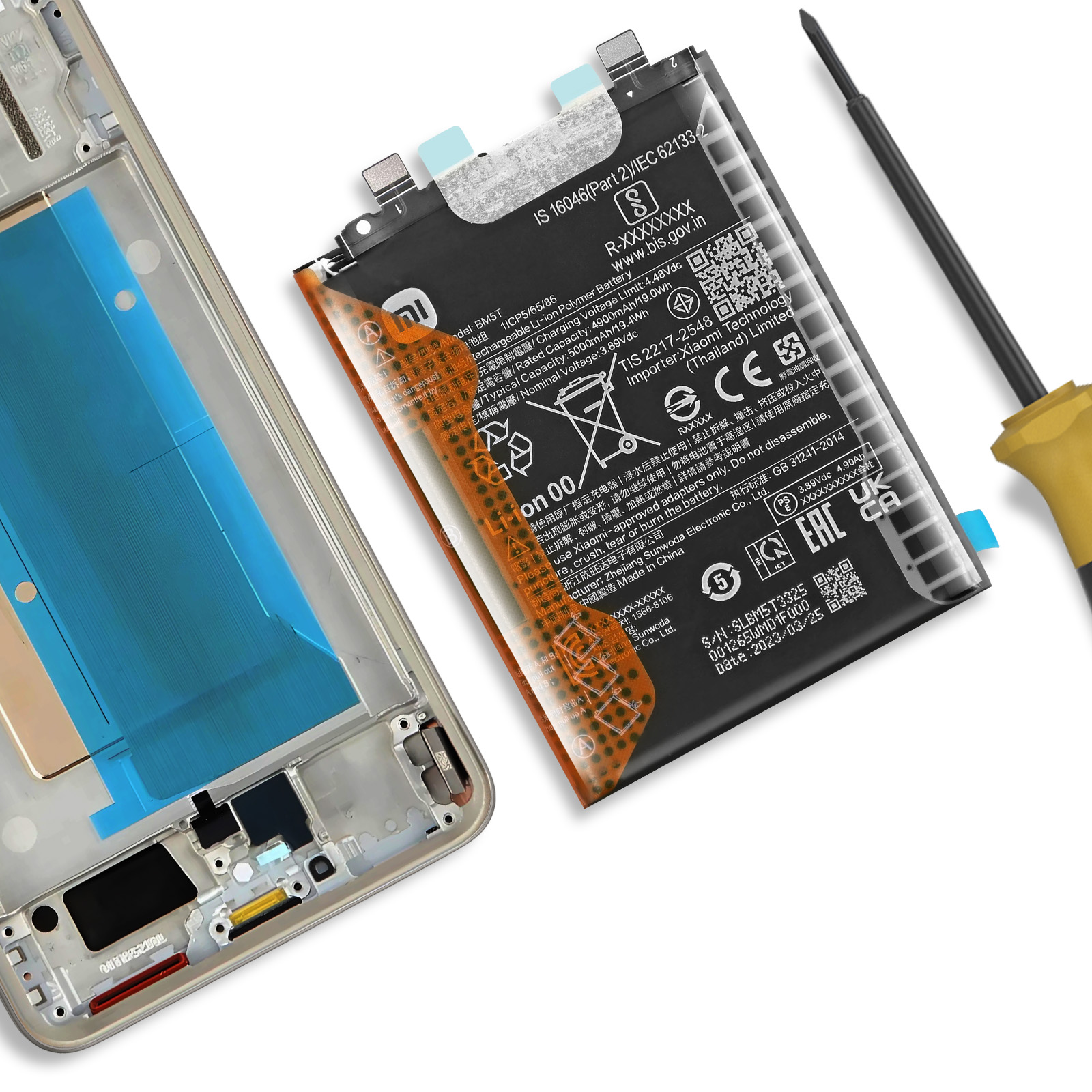 Ein Smartphone-Gehäuse und ein Akku liegen daneben. Ein Schraubendreher ist rechts.