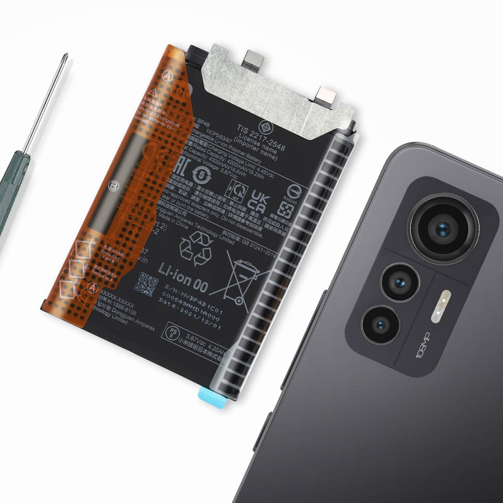 Uno smartphone con fotocamera da 108MP, accanto una batteria e un cacciavite.