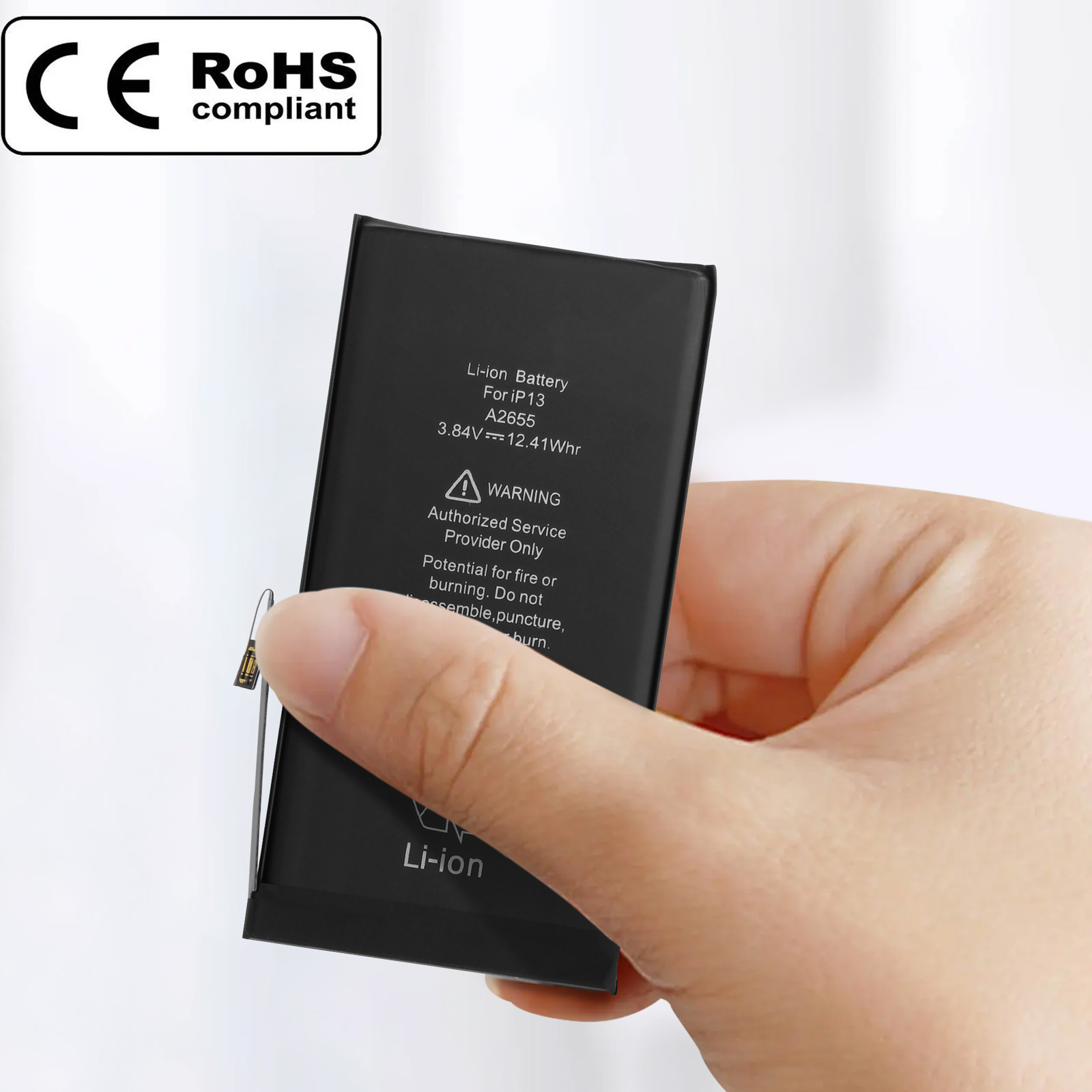 Una mano tiene una batteria nera agli ioni di litio per iP13 con etichette di avvertenza.