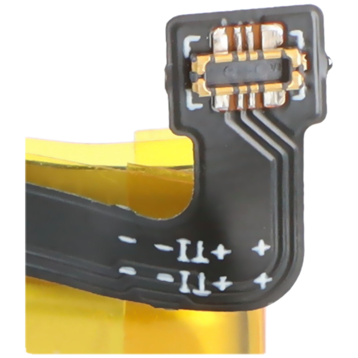 Primo piano di un cavo connettore batteria nero con contatti dorati e nastro giallo.