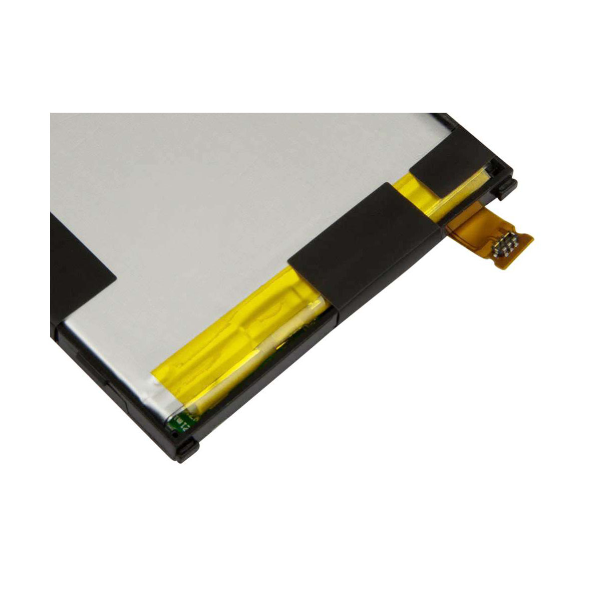 Primo piano di una batteria piatta e rettangolare con fronte argentato e bordi neri. Un cavo piatto giallo si collega a una piccola scheda di circuito.
