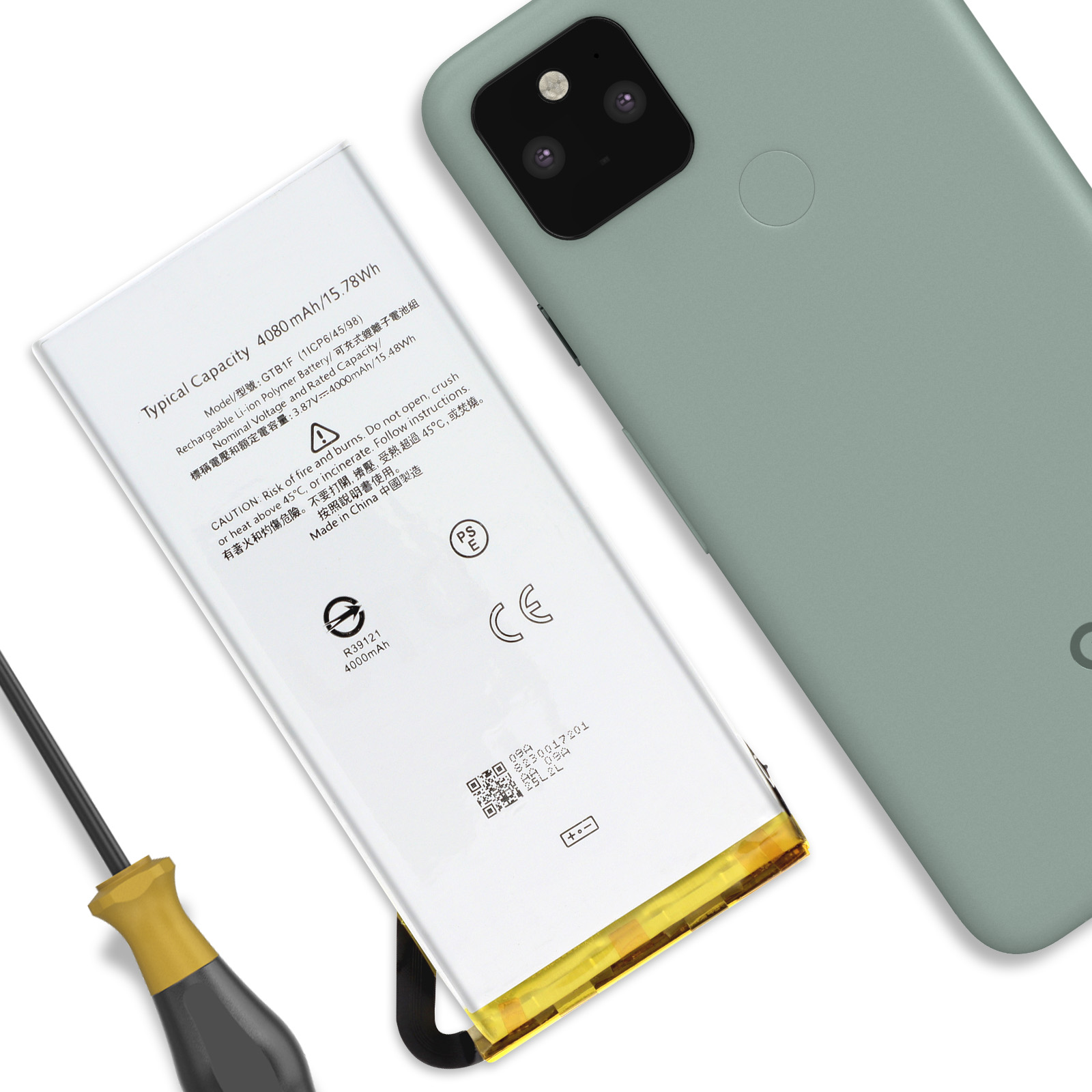 Una batteria per smartphone da 4080 mAh e uno smartphone verde accanto.