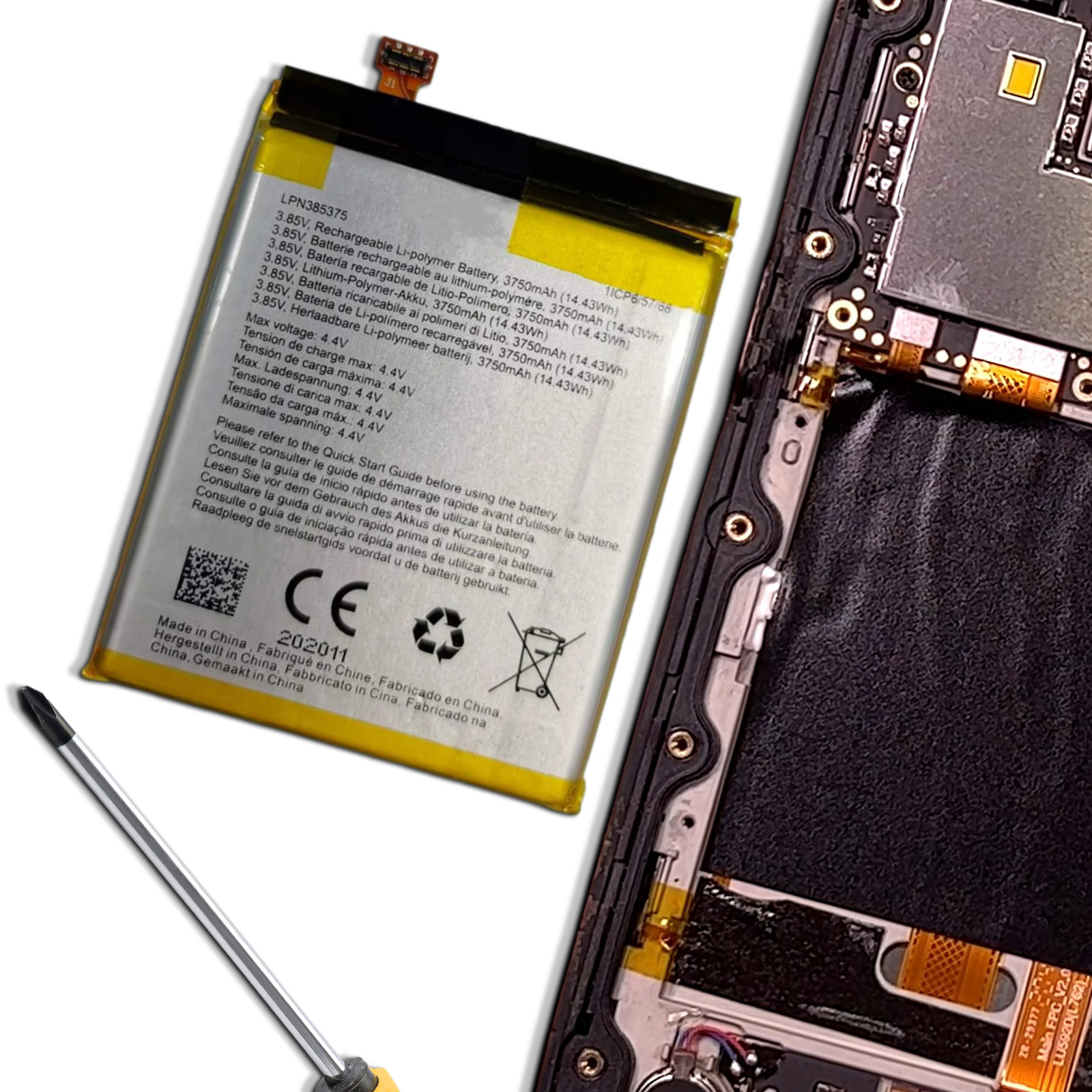 Una batteria per smartphone e un cacciavite giacciono su un dispositivo aperto.