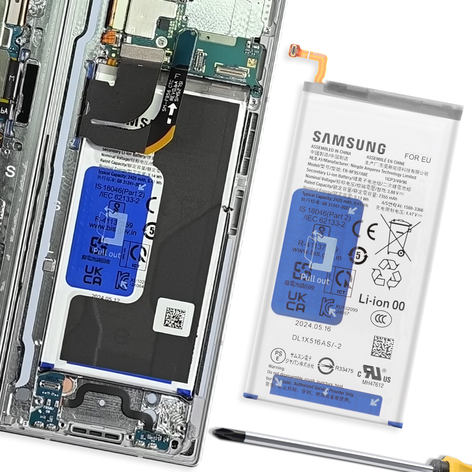 Une batterie de téléphone Samsung repose à côté de l'appareil ouvert, montrant les composants internes.