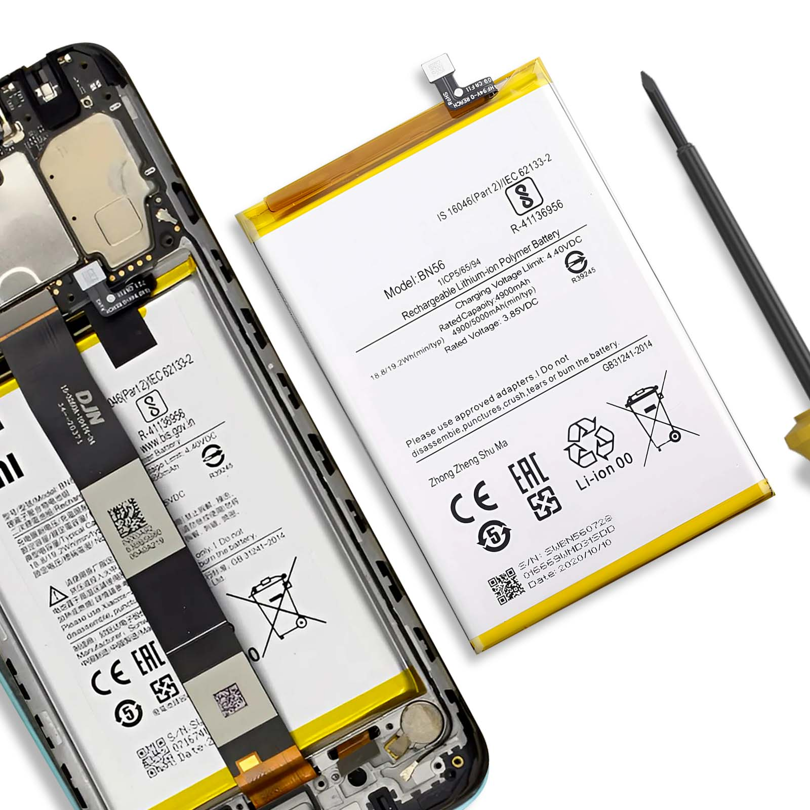 Una batteria per smartphone e il suo corpo smontato sono uno accanto all'altro.