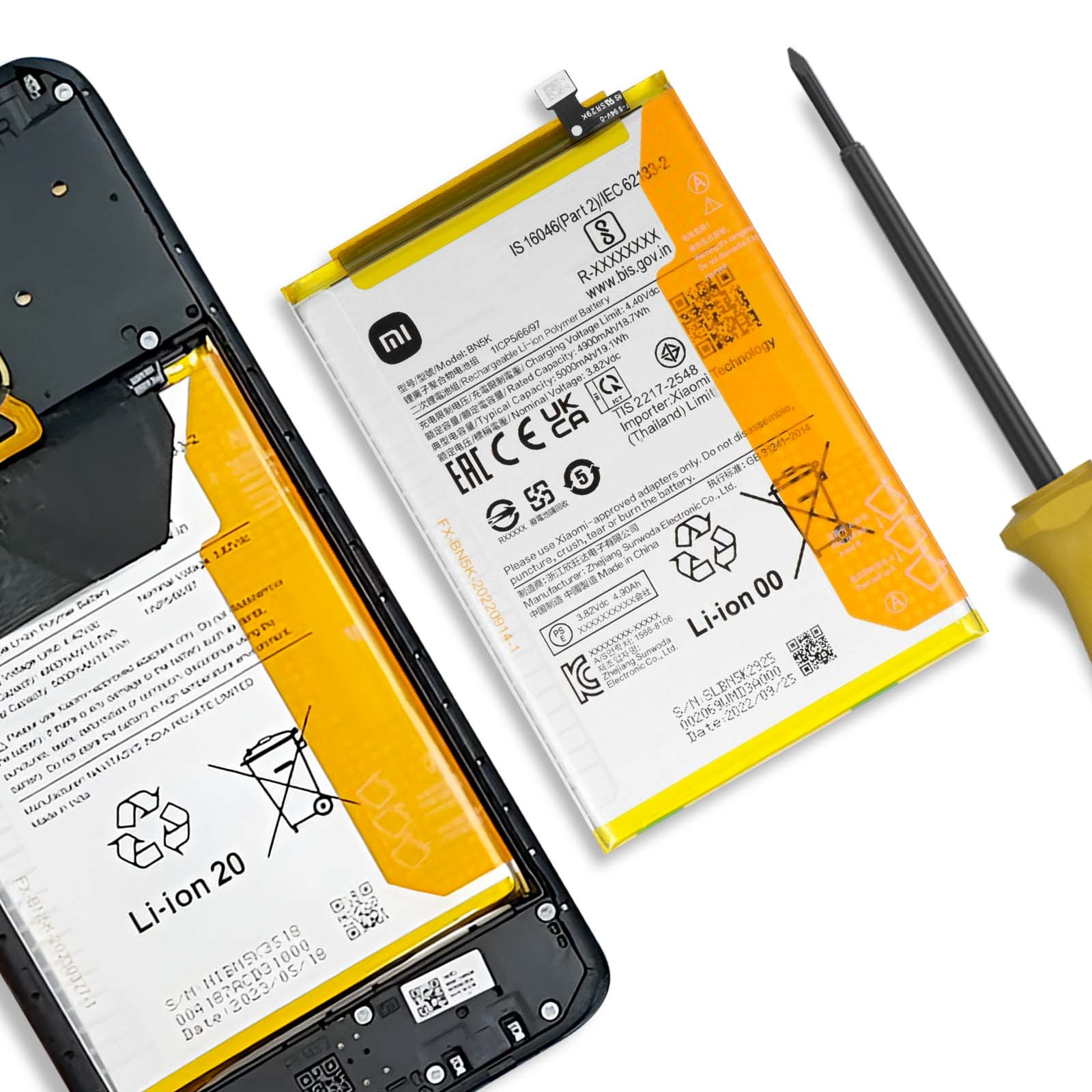 Ein offenes Smartphone mit einem herausgenommenen Akku und einem Schraubendreher.