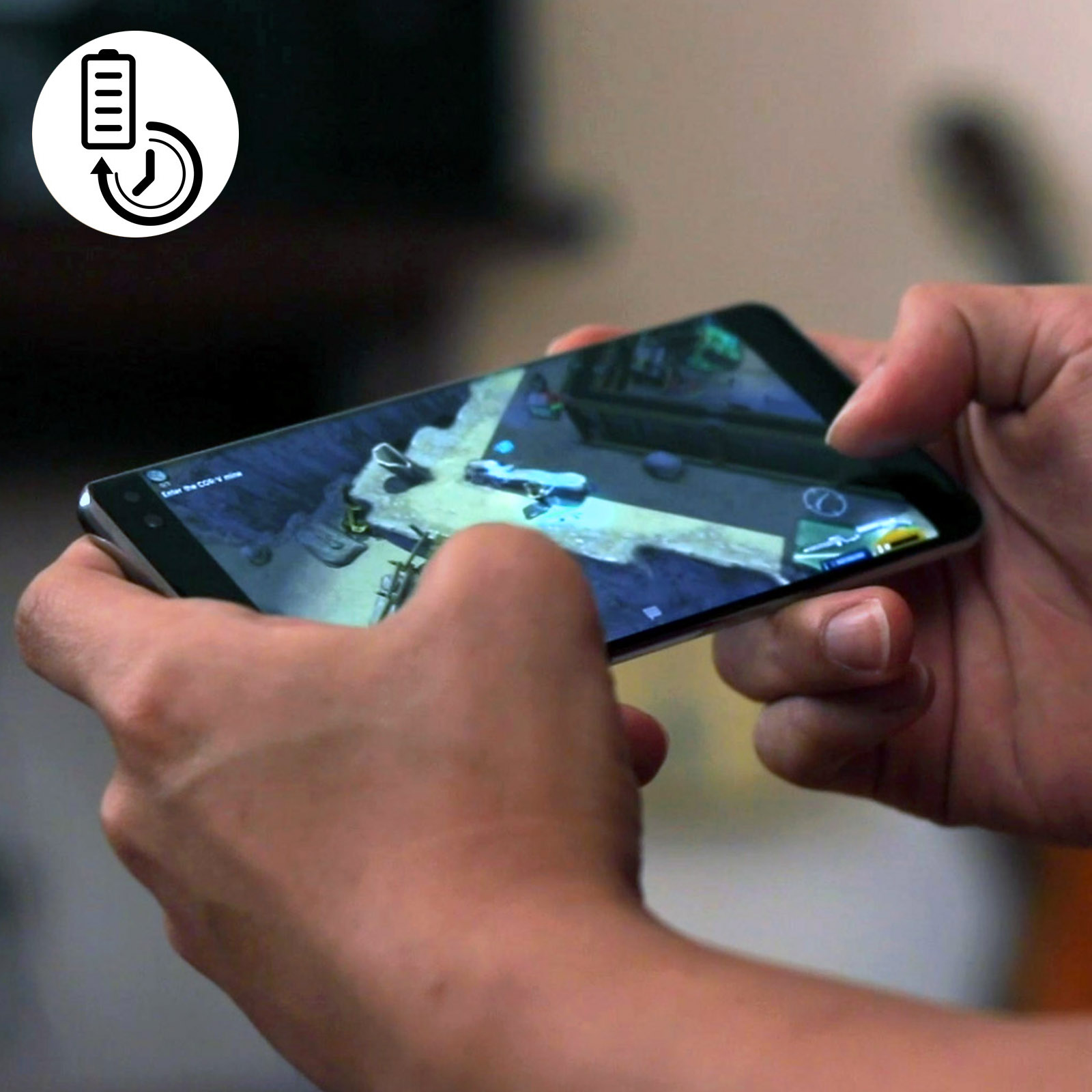 Person spielt ein Videospiel auf einem Smartphone. Ein Akku-Symbol ist sichtbar.