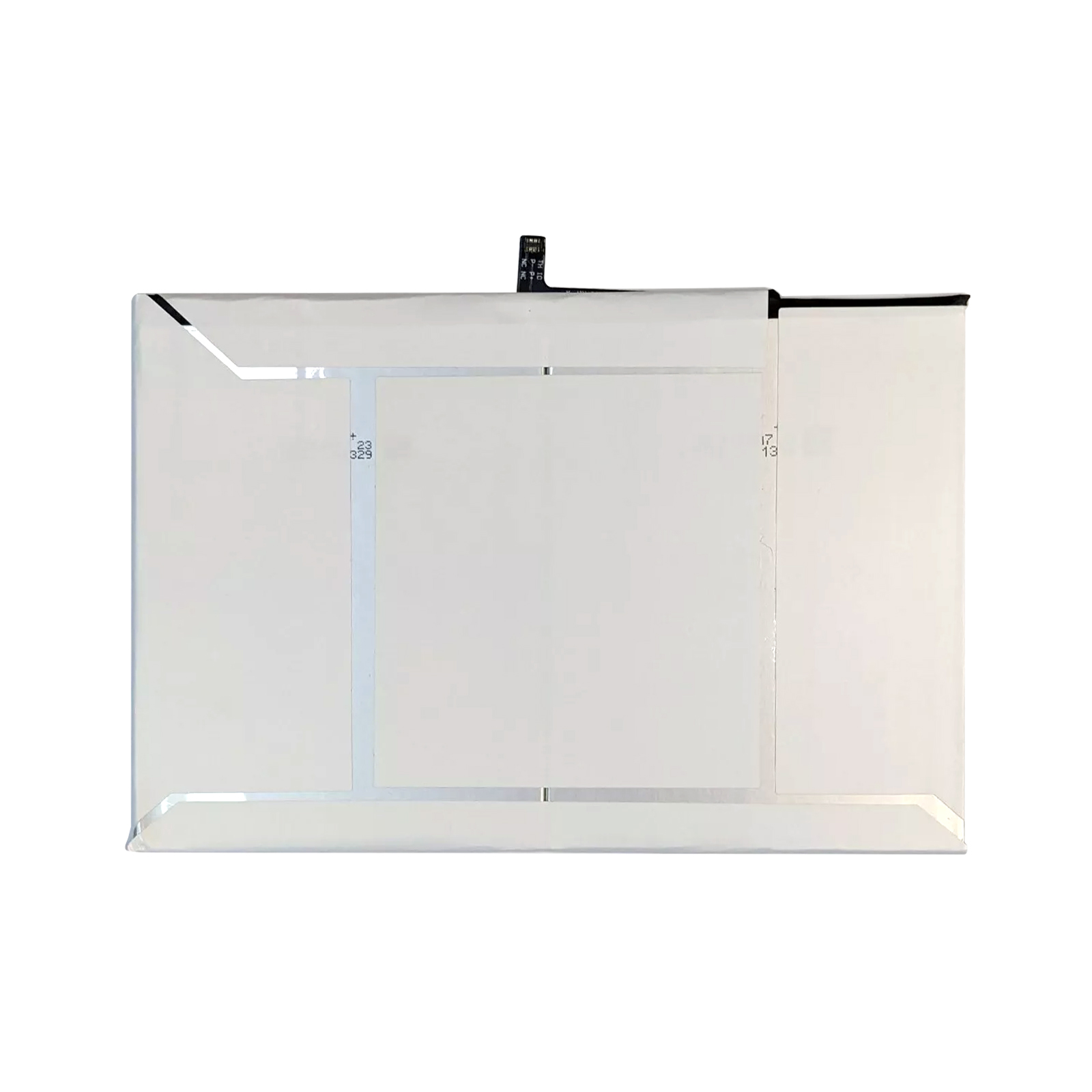 Una batería plana y rectangular con marcas blancas y plateadas.