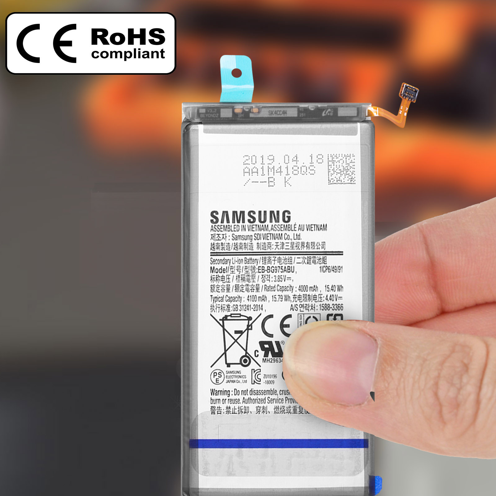 Samsung Akku mit CE und RoHS Zeichen, in Hand gehalten.