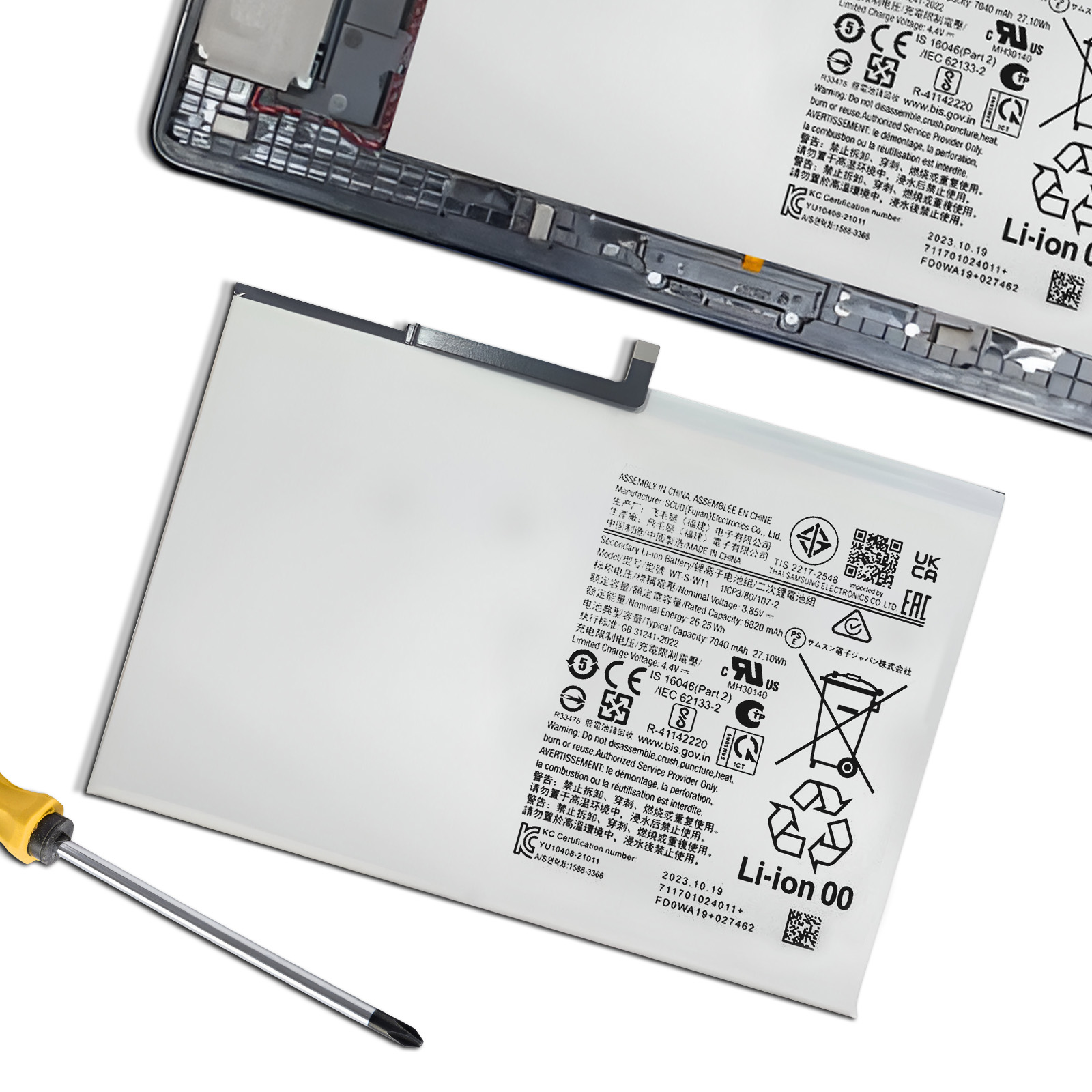 Una batería de iones de litio con etiquetas y parte de una tablet abierta.