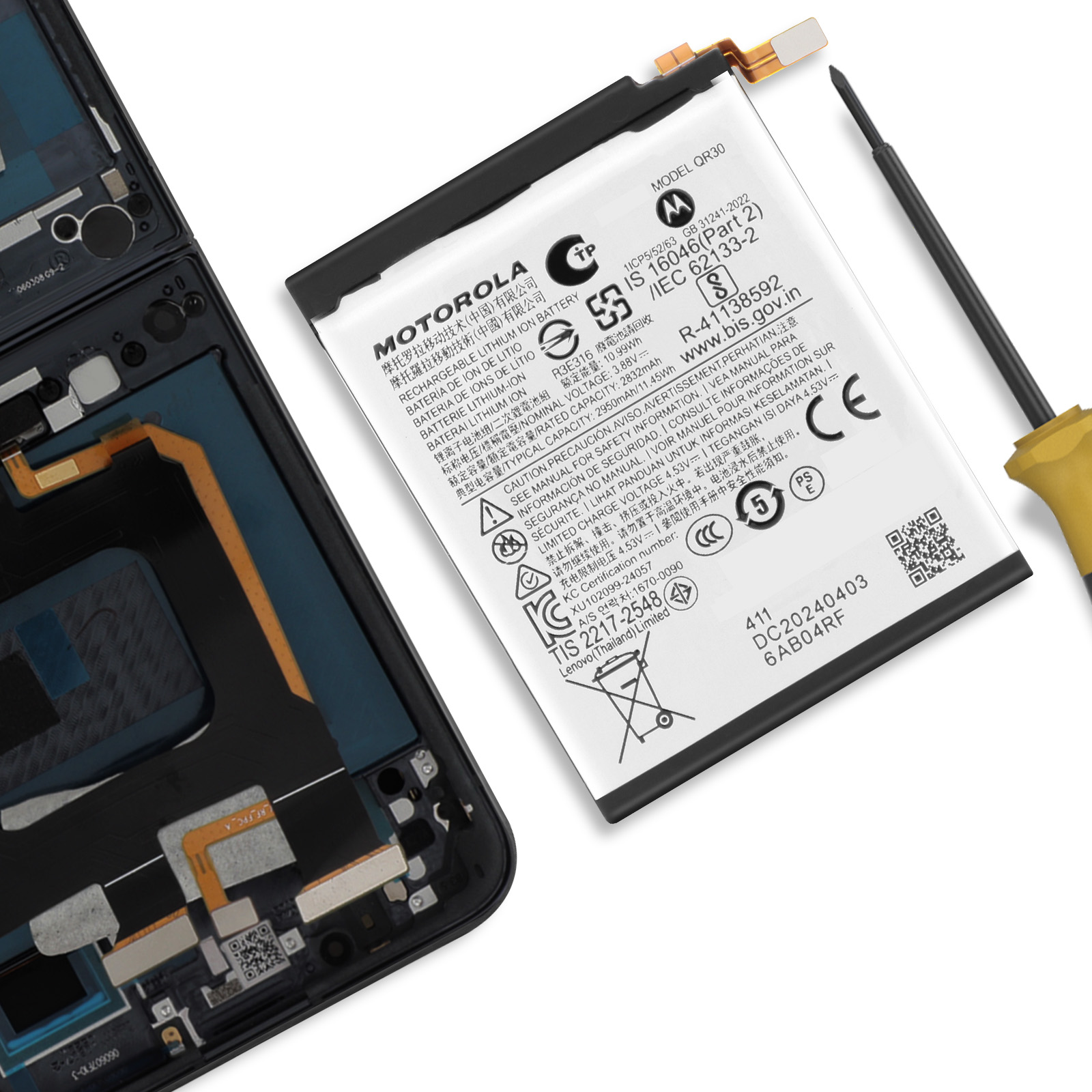 Una batería Motorola junto a un smartphone desmontado y un destornillador.