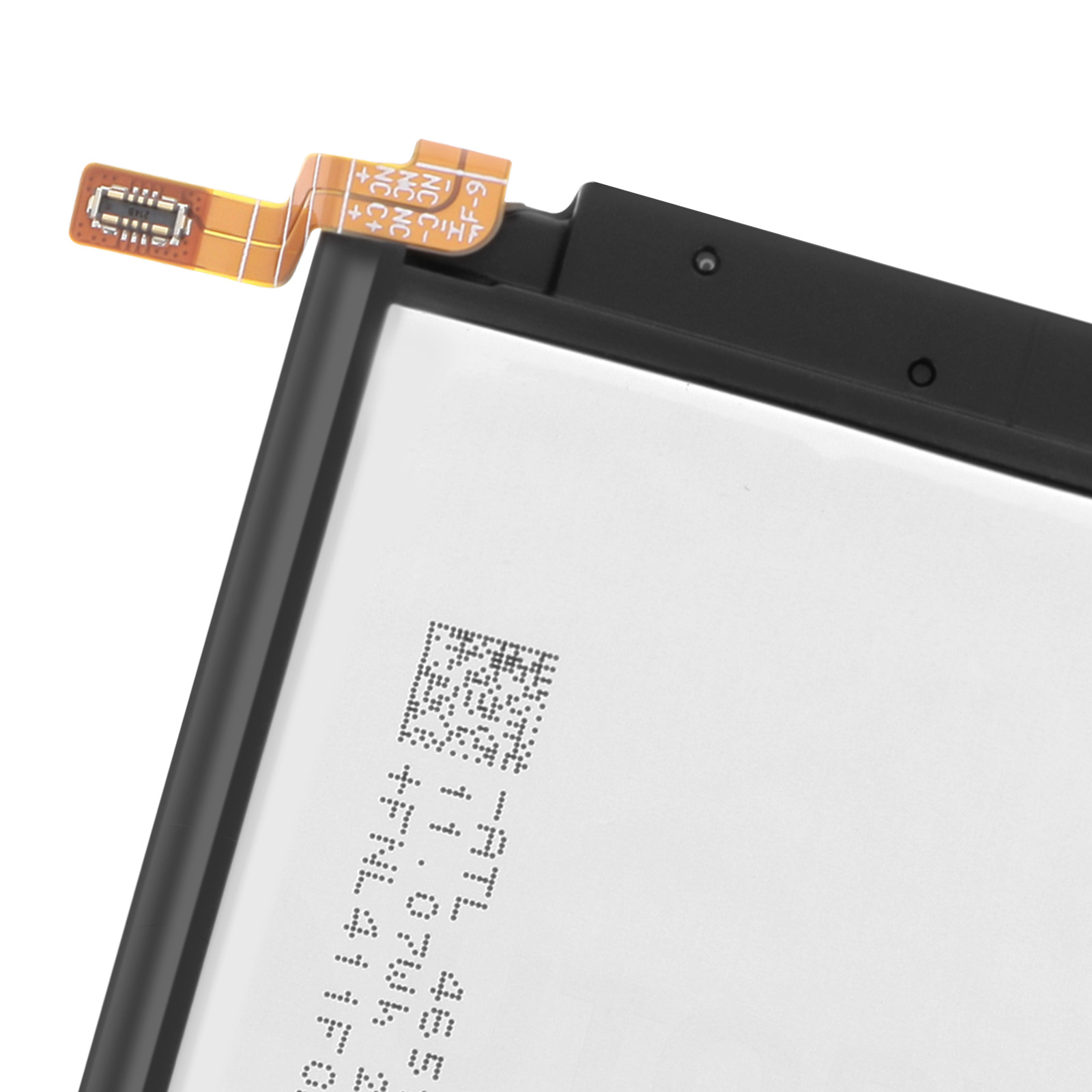 Parte de una batería blanca con un cable plano flexible naranja y marcas.