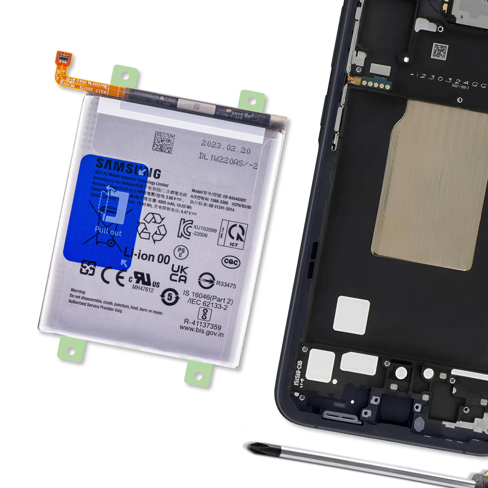 Una batteria Samsung Li-Ion giace accanto al telaio interno dello smartphone. Un cacciavite è in basso.