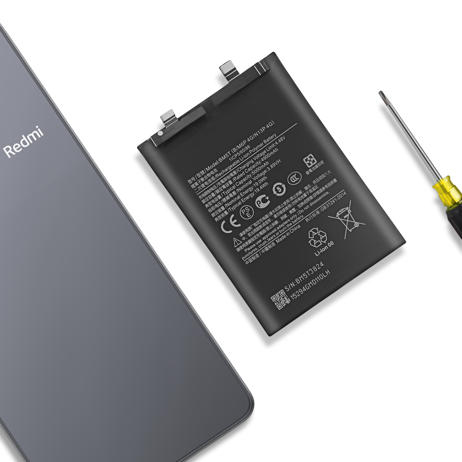 Una batteria del telefono accanto a uno smartphone e un cacciavite.