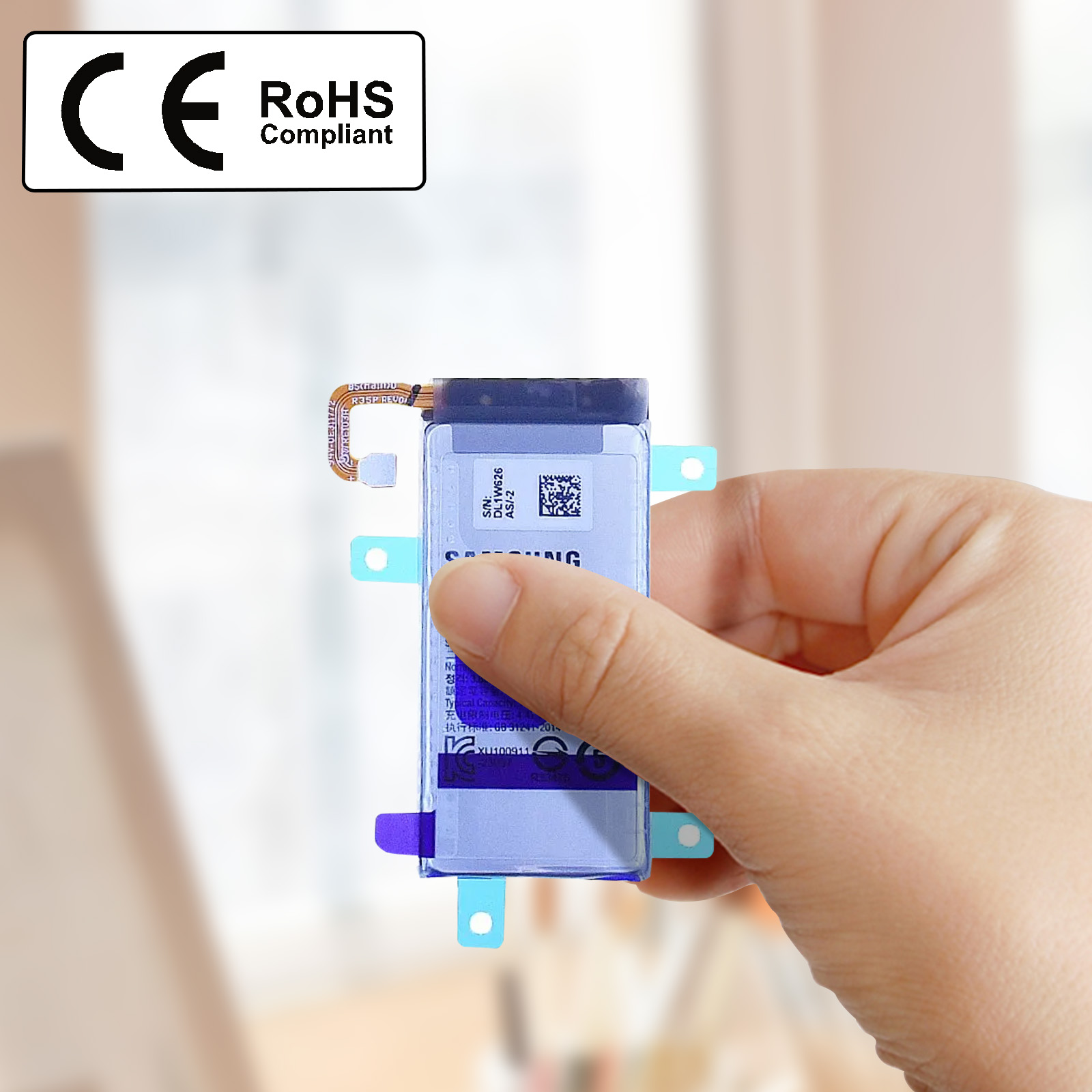 Una mano tiene una batteria Samsung con marchi CE e RoHS.
