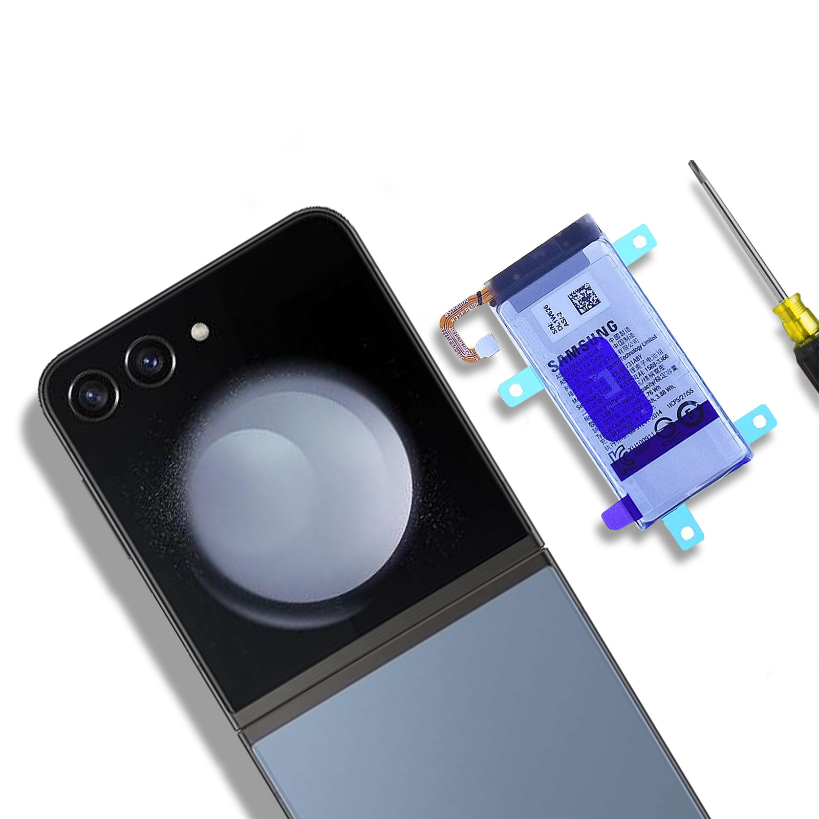 Uno smartphone aperto accanto a una batteria Samsung e a un cacciavite.