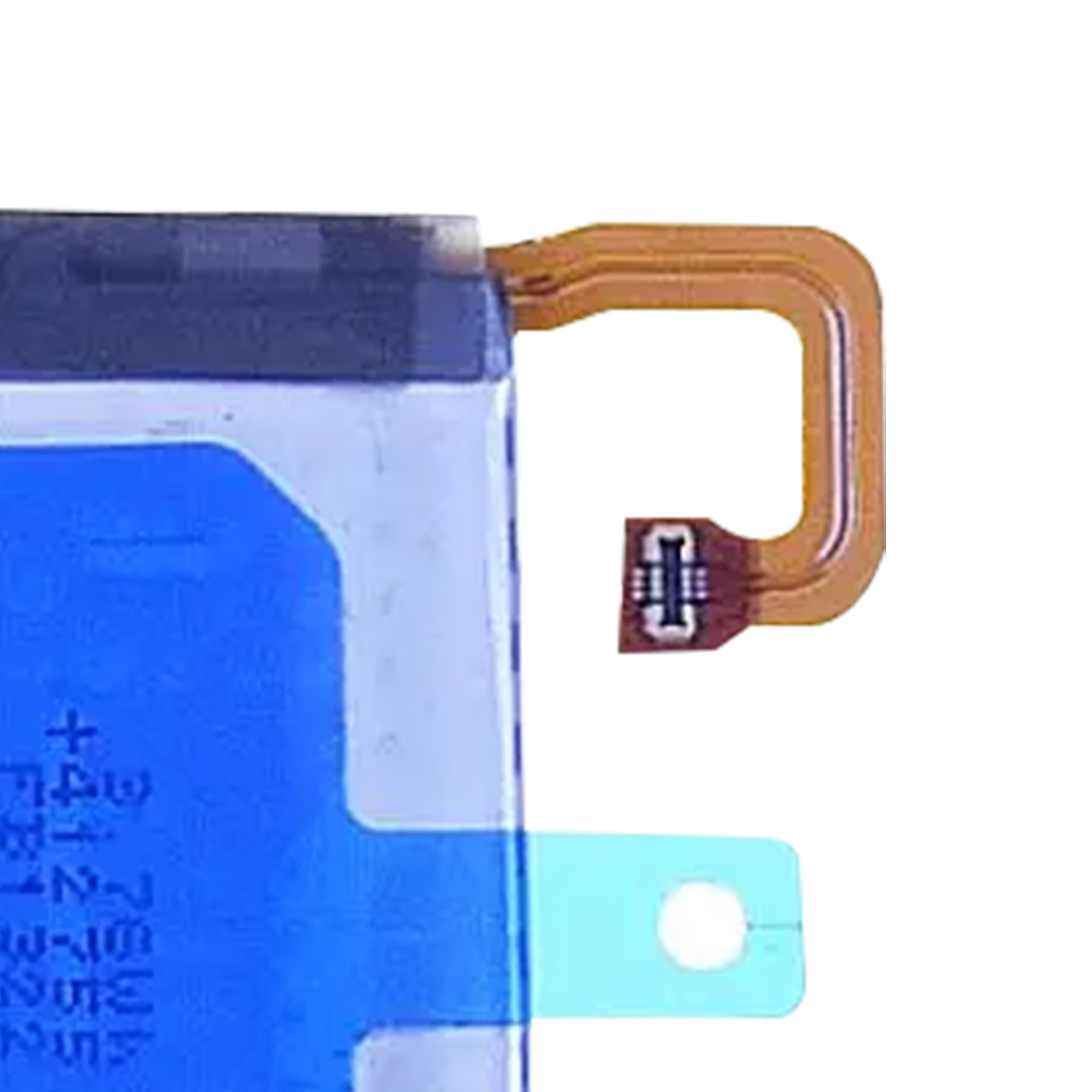 Parte di una batteria con cavo flessibile e connettori su sfondo bianco.