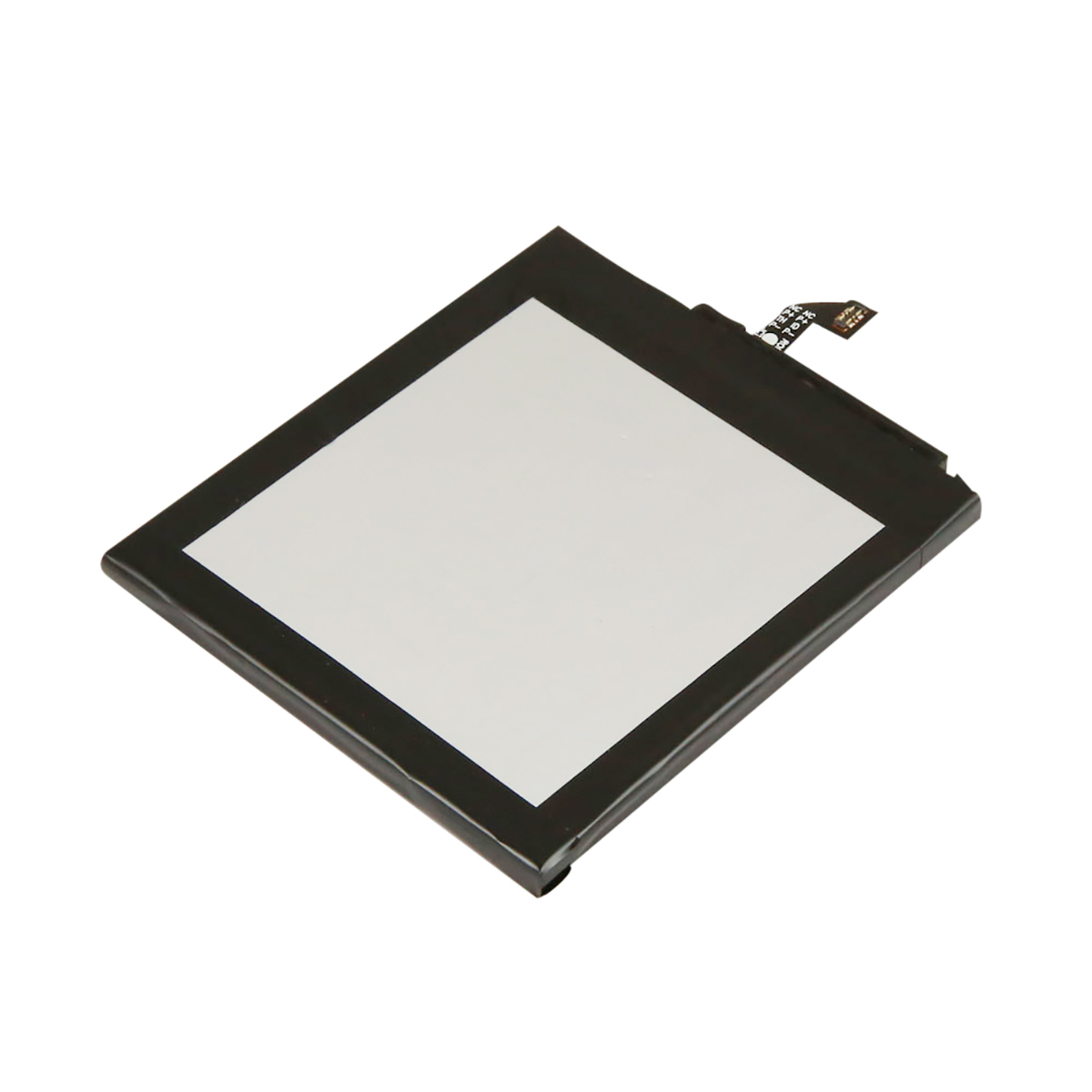 Batería plana negra con panel blanco y cable flexible.