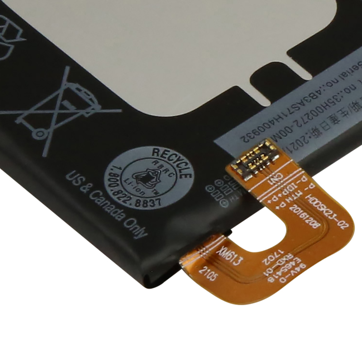 Una bater ía negra con un cable plano flexible que presenta un conector dorado.