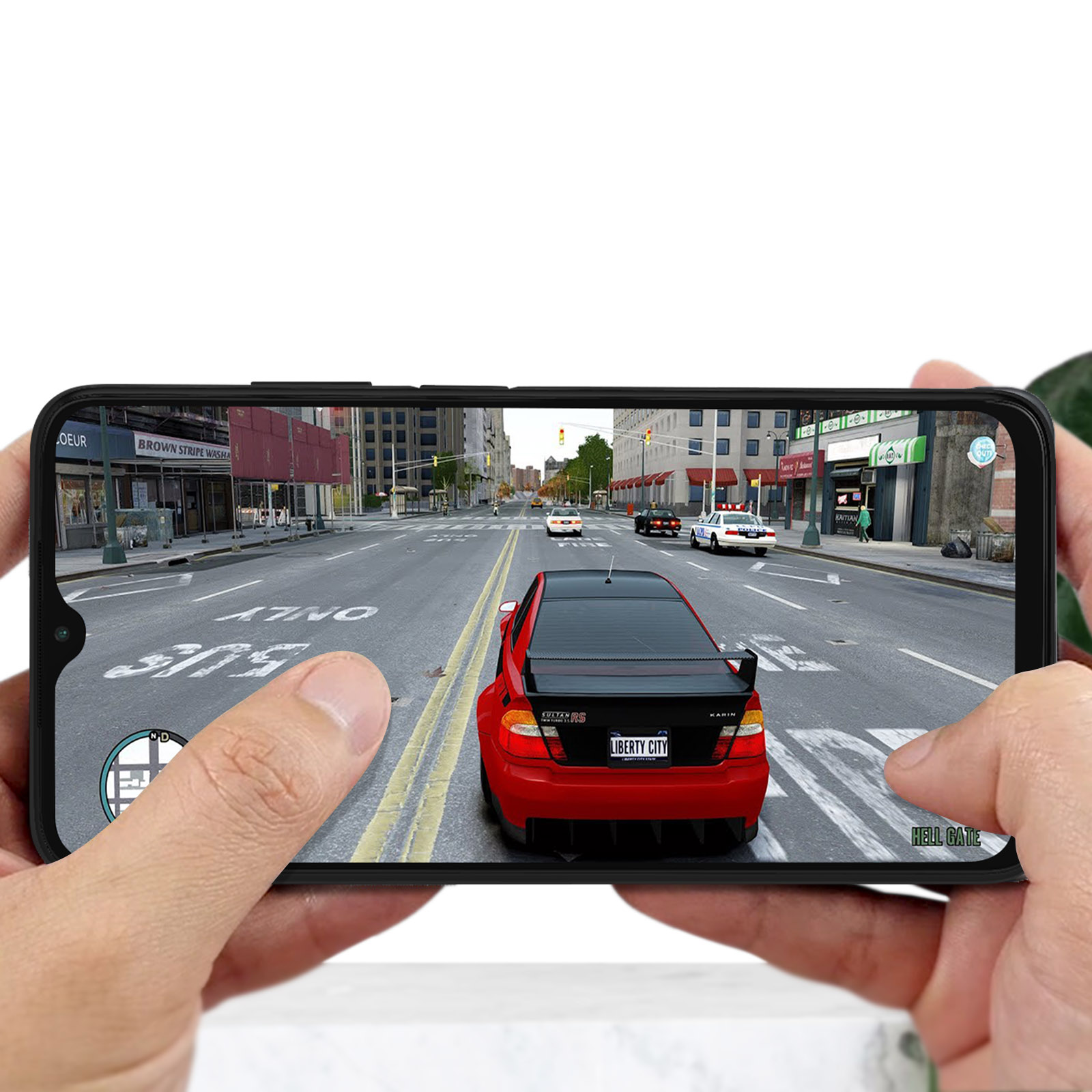 Mani tengono uno smartphone che mostra un gioco di corse automobilistiche con un'auto rossa.