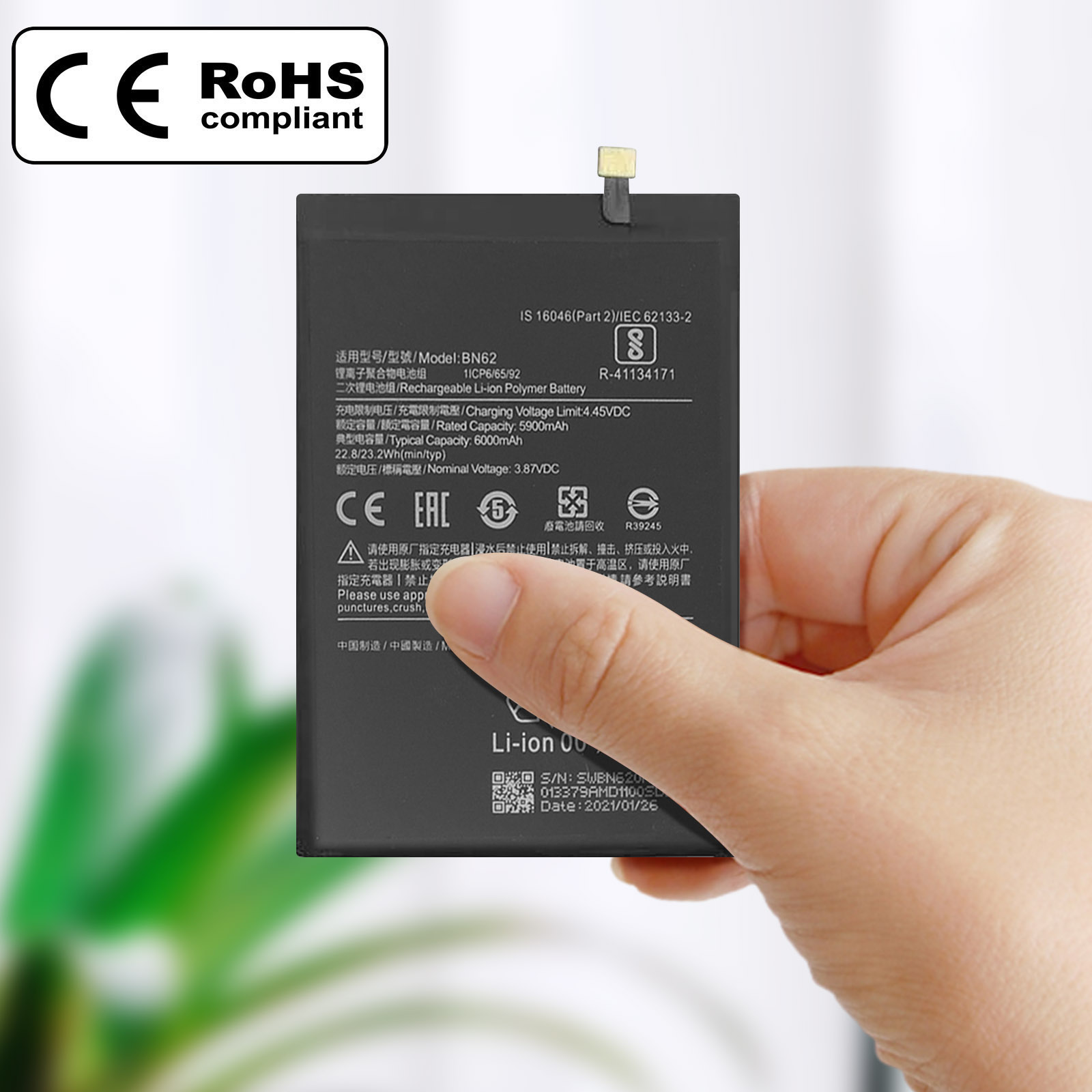 Una persona tiene una batteria Li-Ion nera, modello BN62.