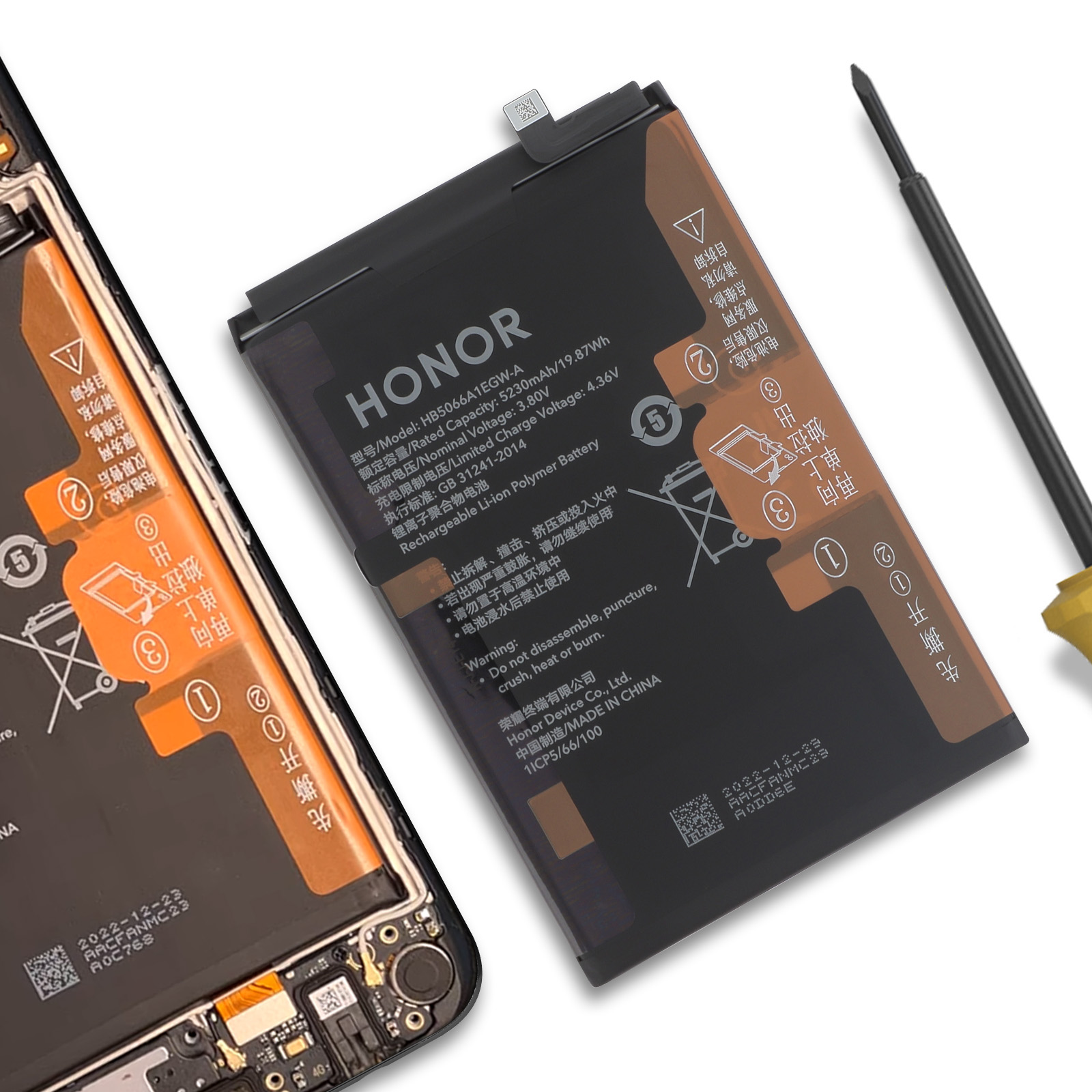Una batteria Honor e l'interno di uno smartphone sono disposti. Uno strumento è visibile.