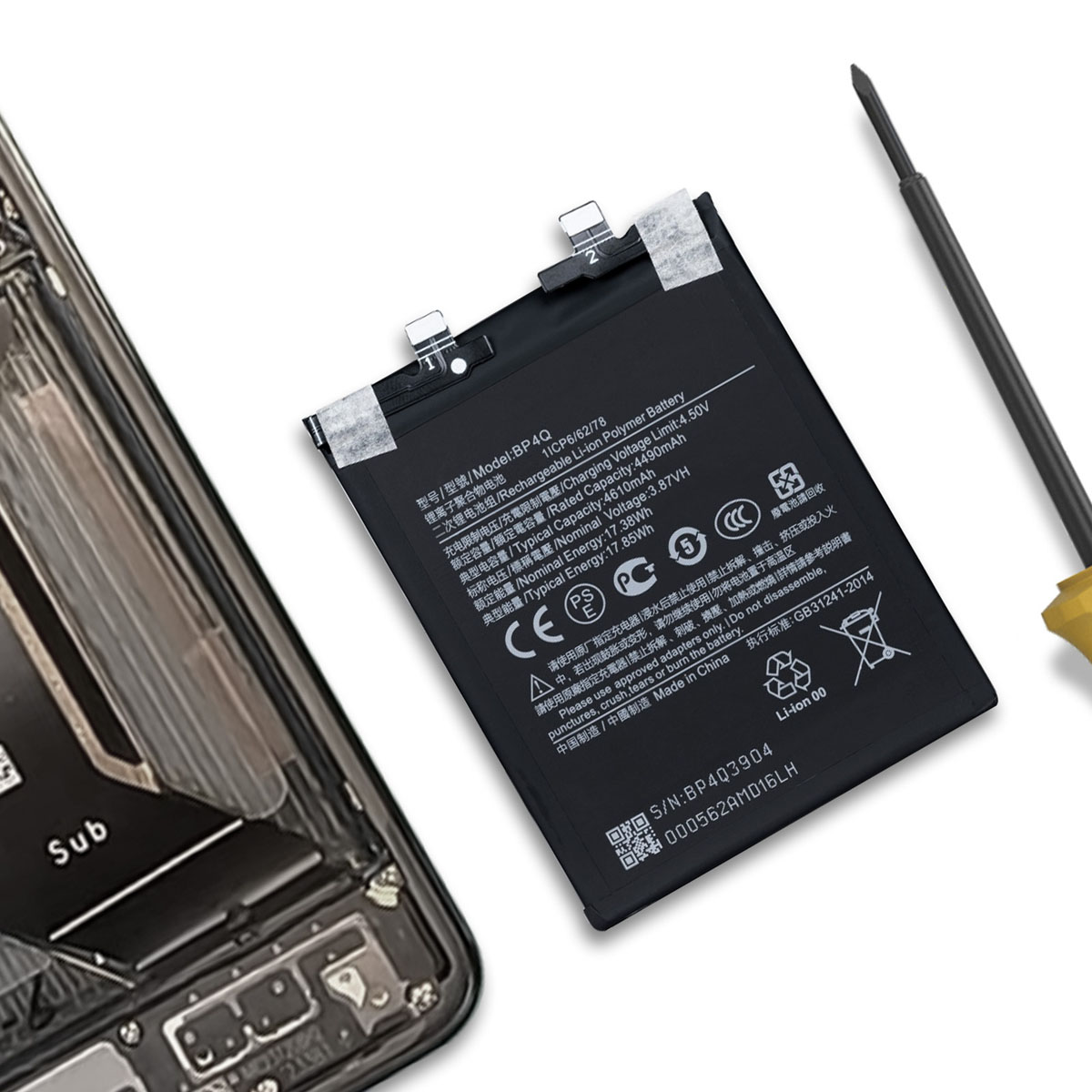Una batteria per smartphone, modello BP4Q, giace accanto a un telefono smontato e un cacciavite.