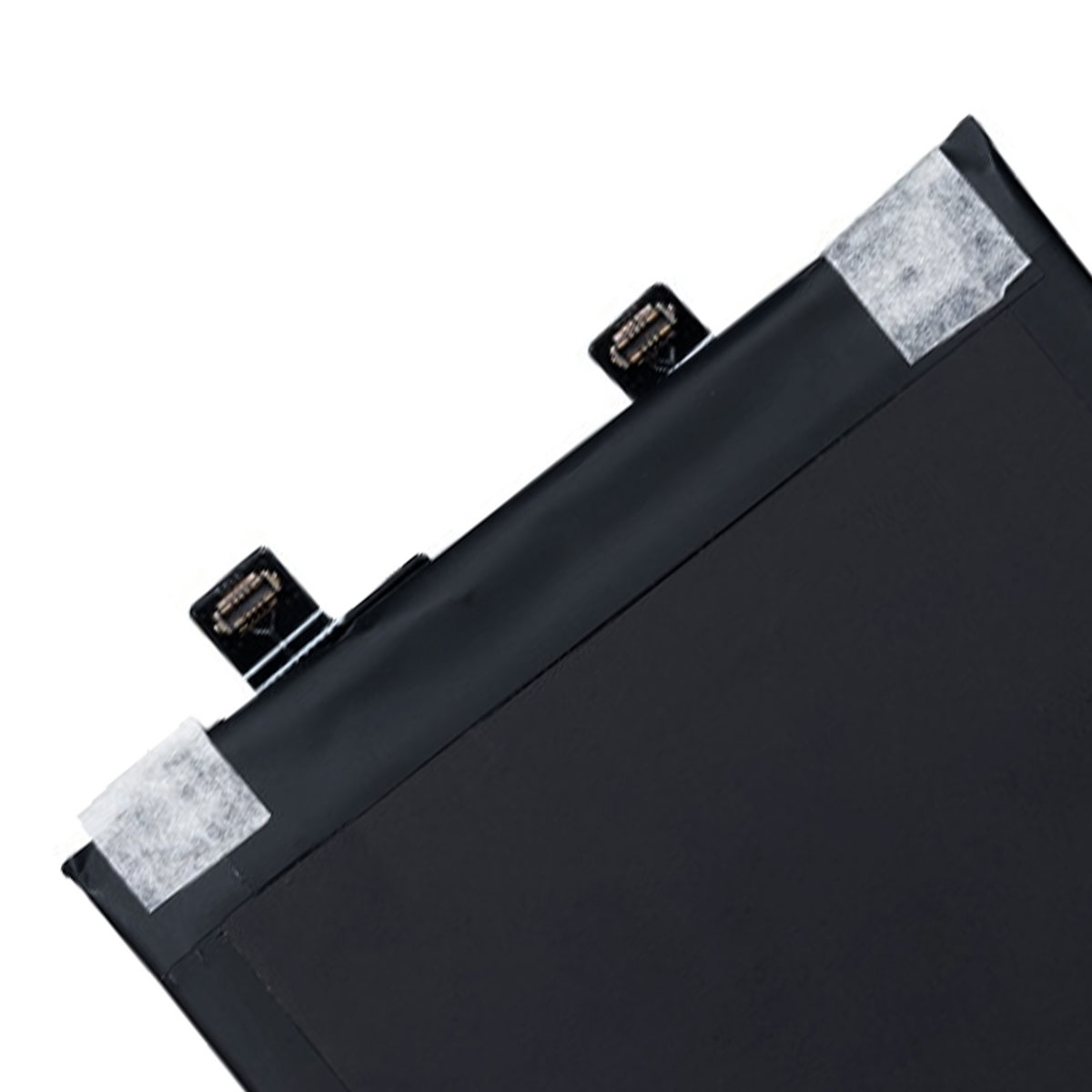 Batteria nera con due connettori e nastro su sfondo bianco.