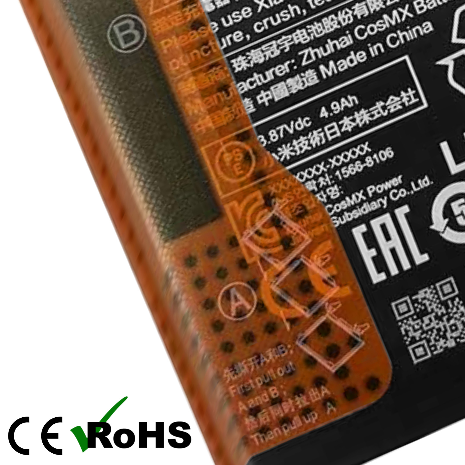 Primo piano di una batteria nera con etichette di avvertenza e loghi in cinese e inglese.