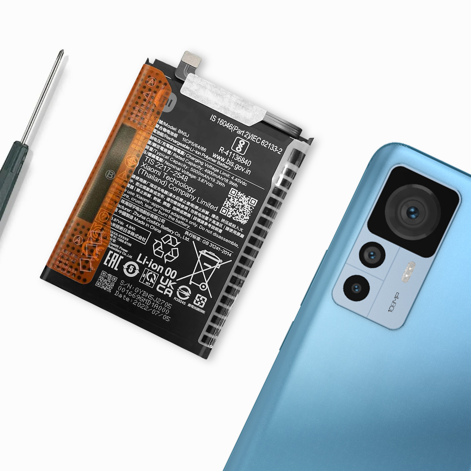 Uno smartphone blu con fotocamera da 108 MP accanto a una batteria del telefono e cacciavite.