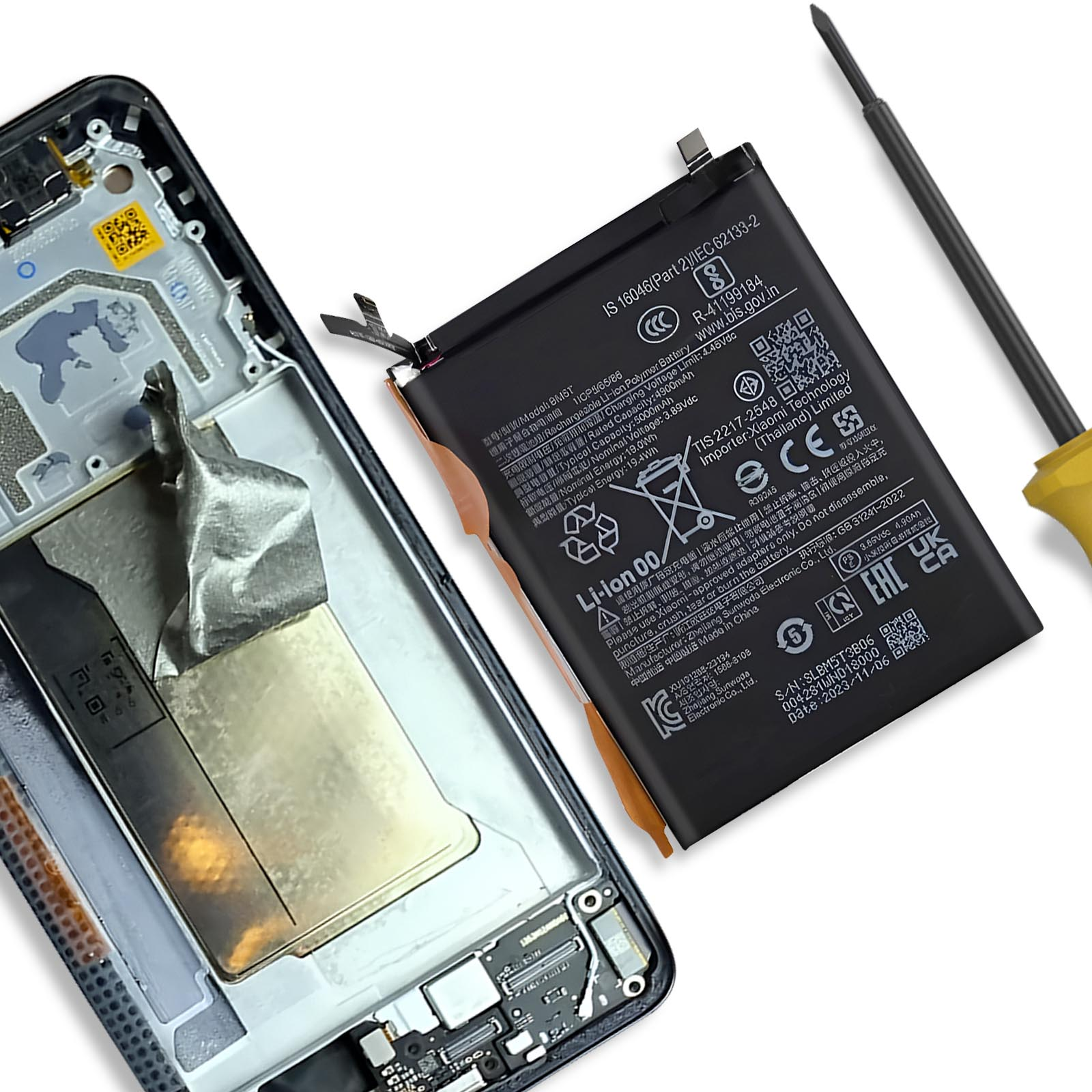 Un telaio di smartphone, una batteria e un cacciavite sono disposti uno accanto all'altro.