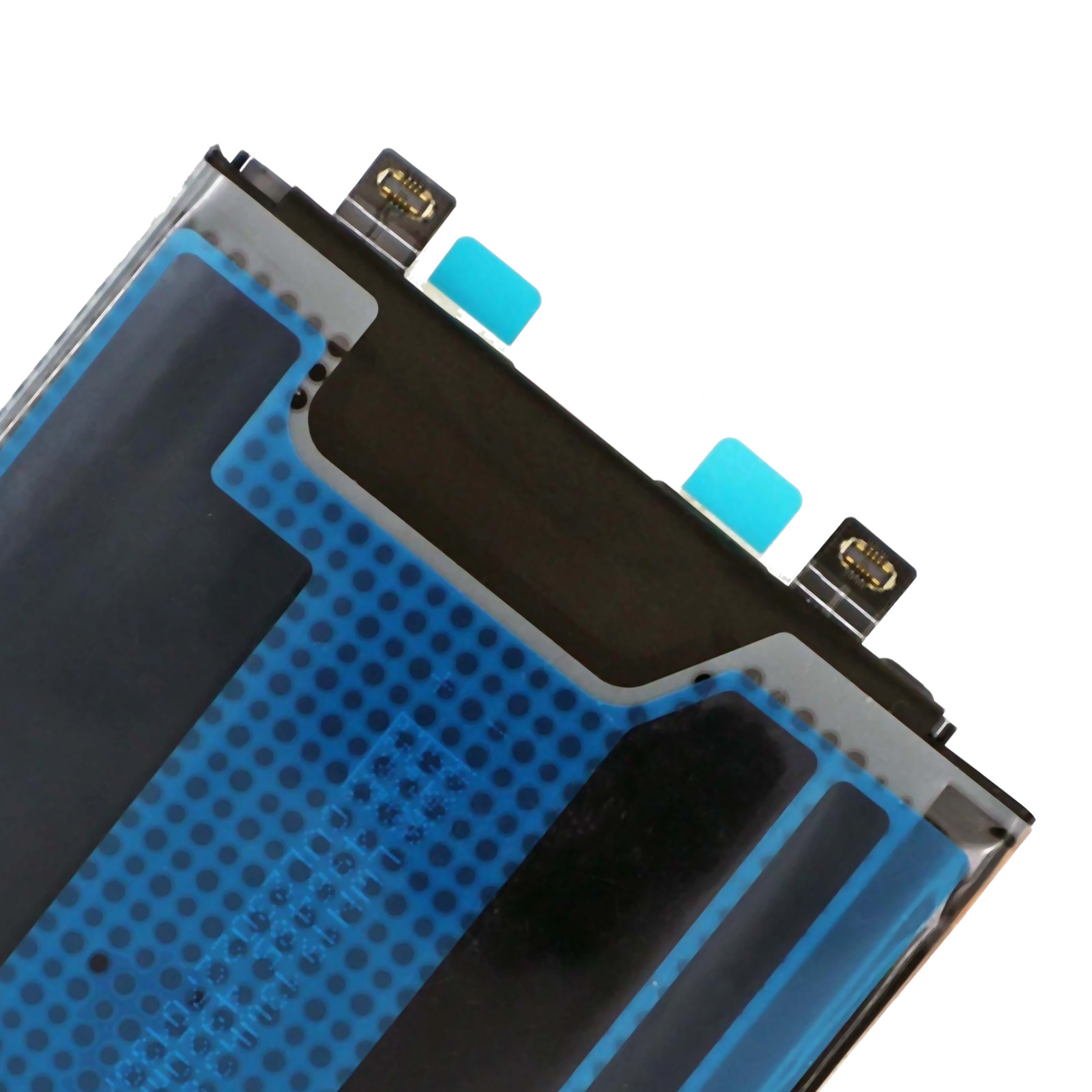 Primo piano di una batteria per cellulare con strisce adesive blu e contatti dorati.