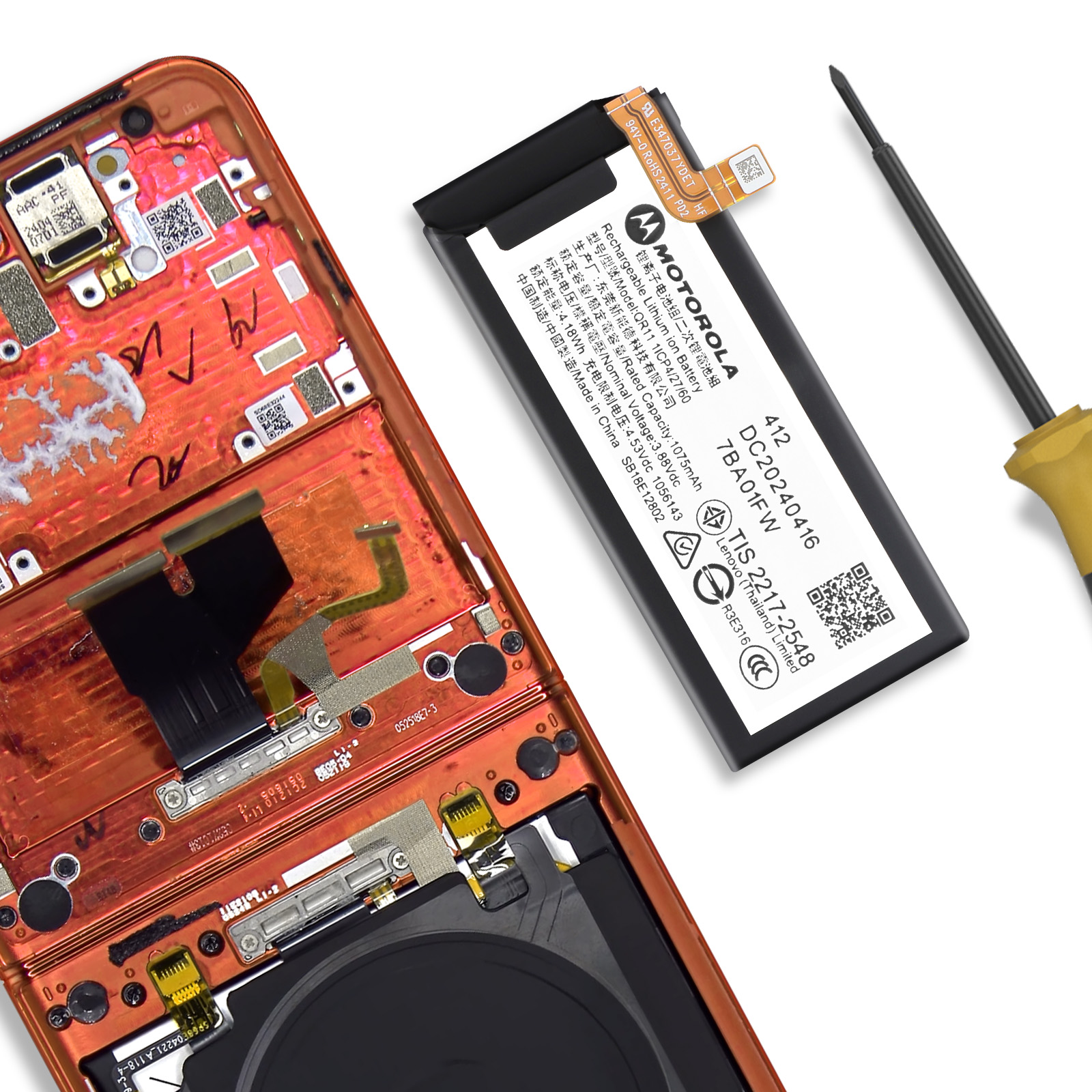 Una batteria Motorola giace accanto a un telaio di smartphone arancione aperto e un cacciavite.