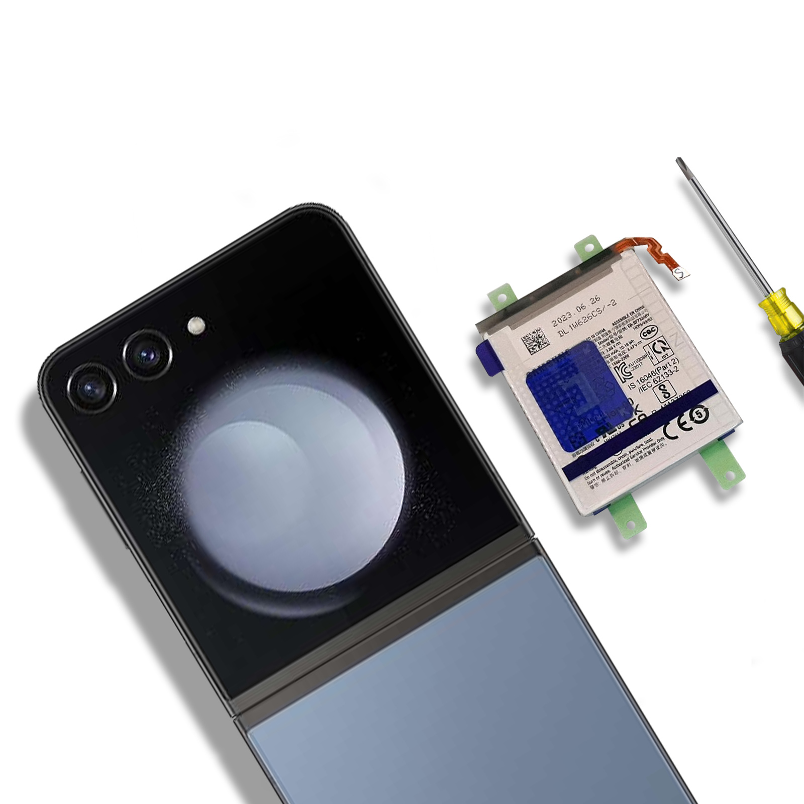 Uno smartphone smontato mostra fotocamera, batteria e cacciavite su sfondo bianco.