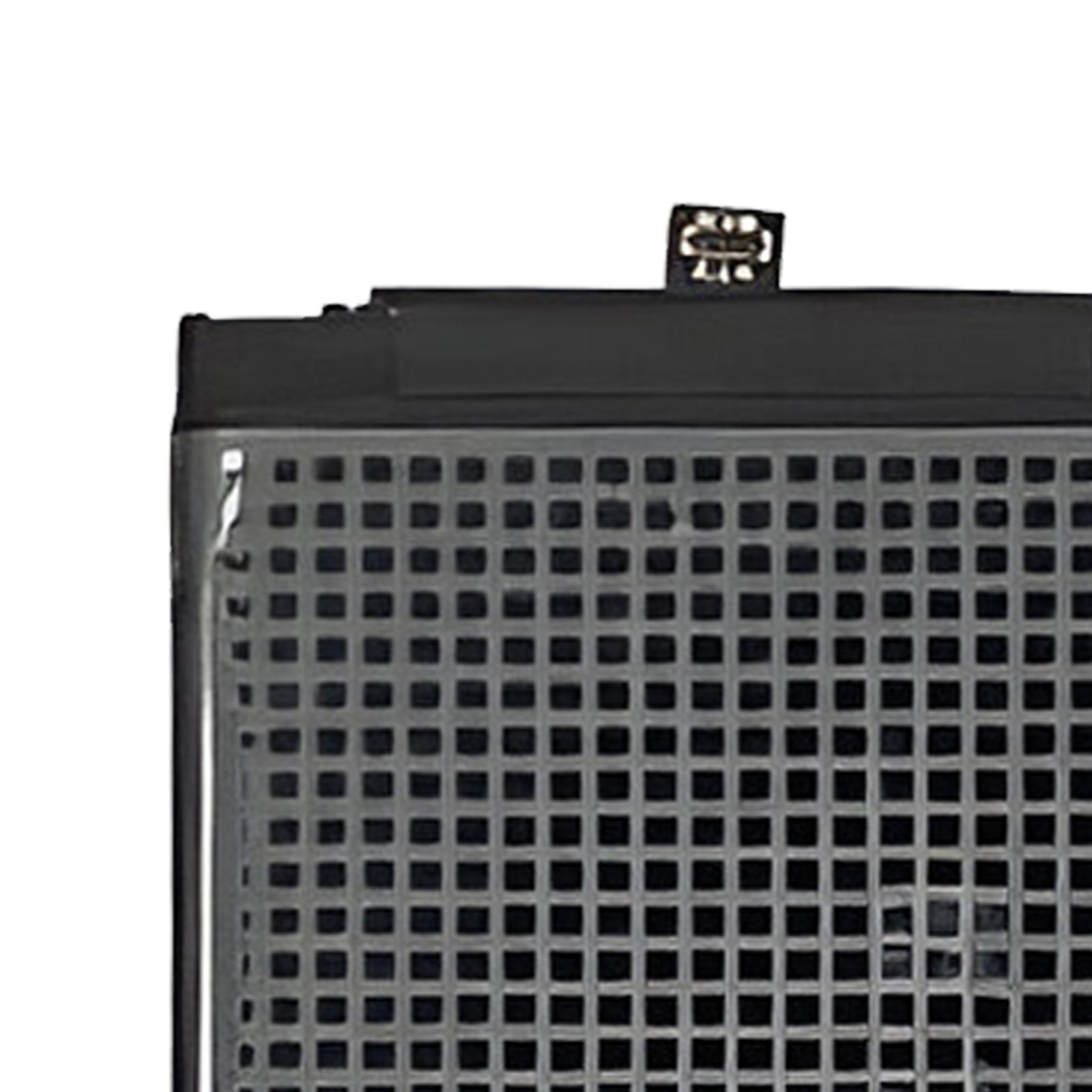 Primer plano de un altavoz negro con rejilla visible y una etiqueta pequeña en la parte superior.