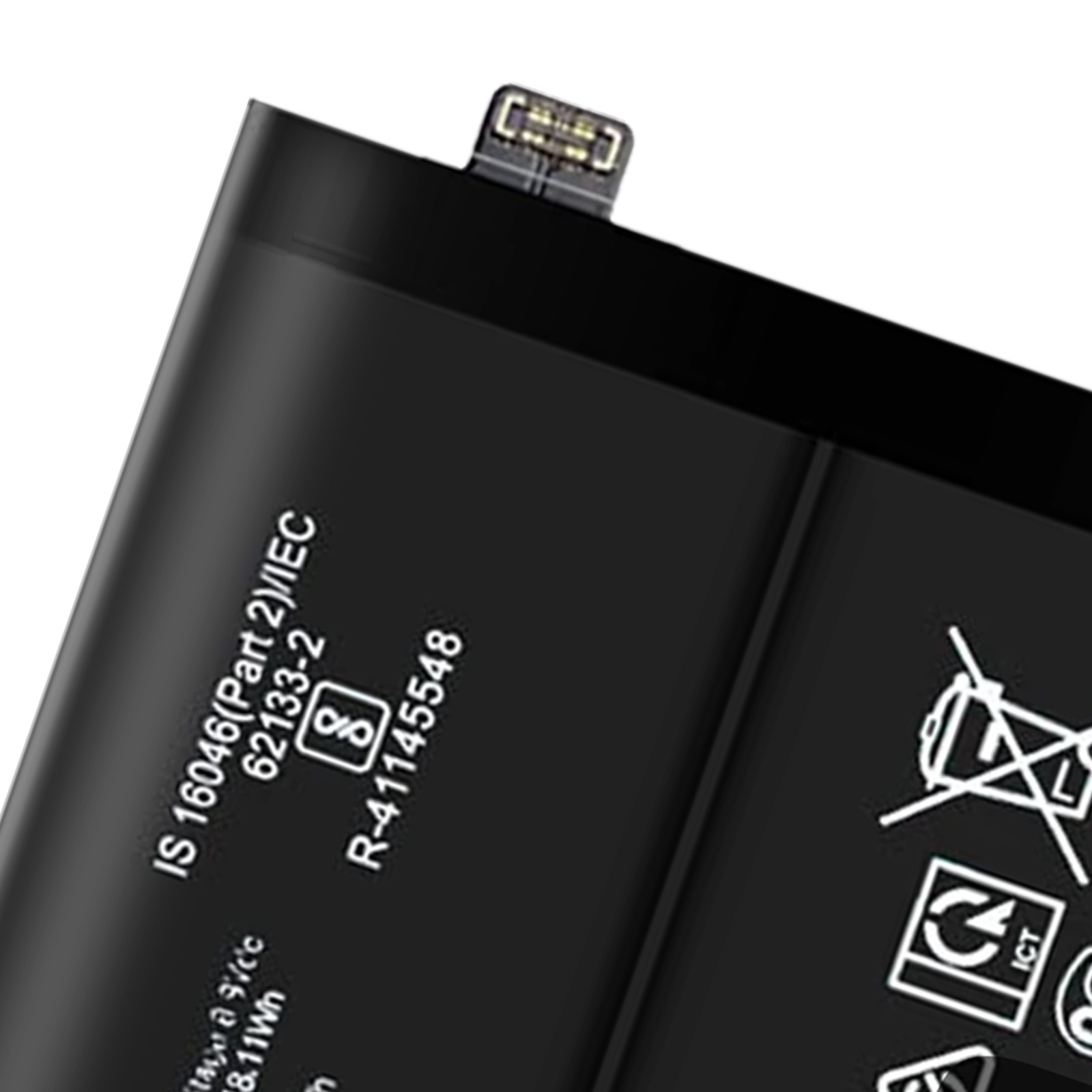 Batteria nera con segni bianchi e un cavo di connessione sul bordo superiore.