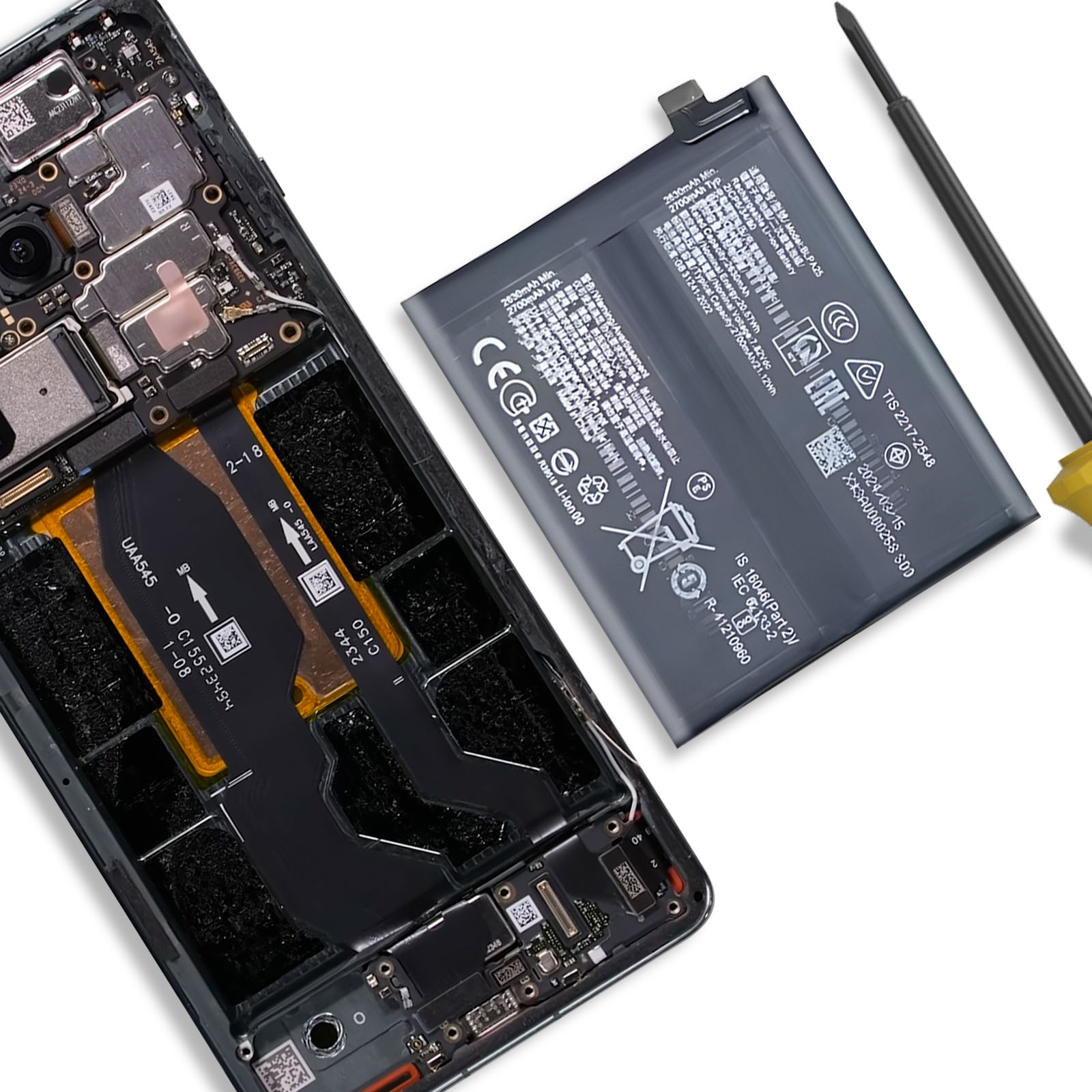 Interni di smartphone con batteria esposta e cacciavite.