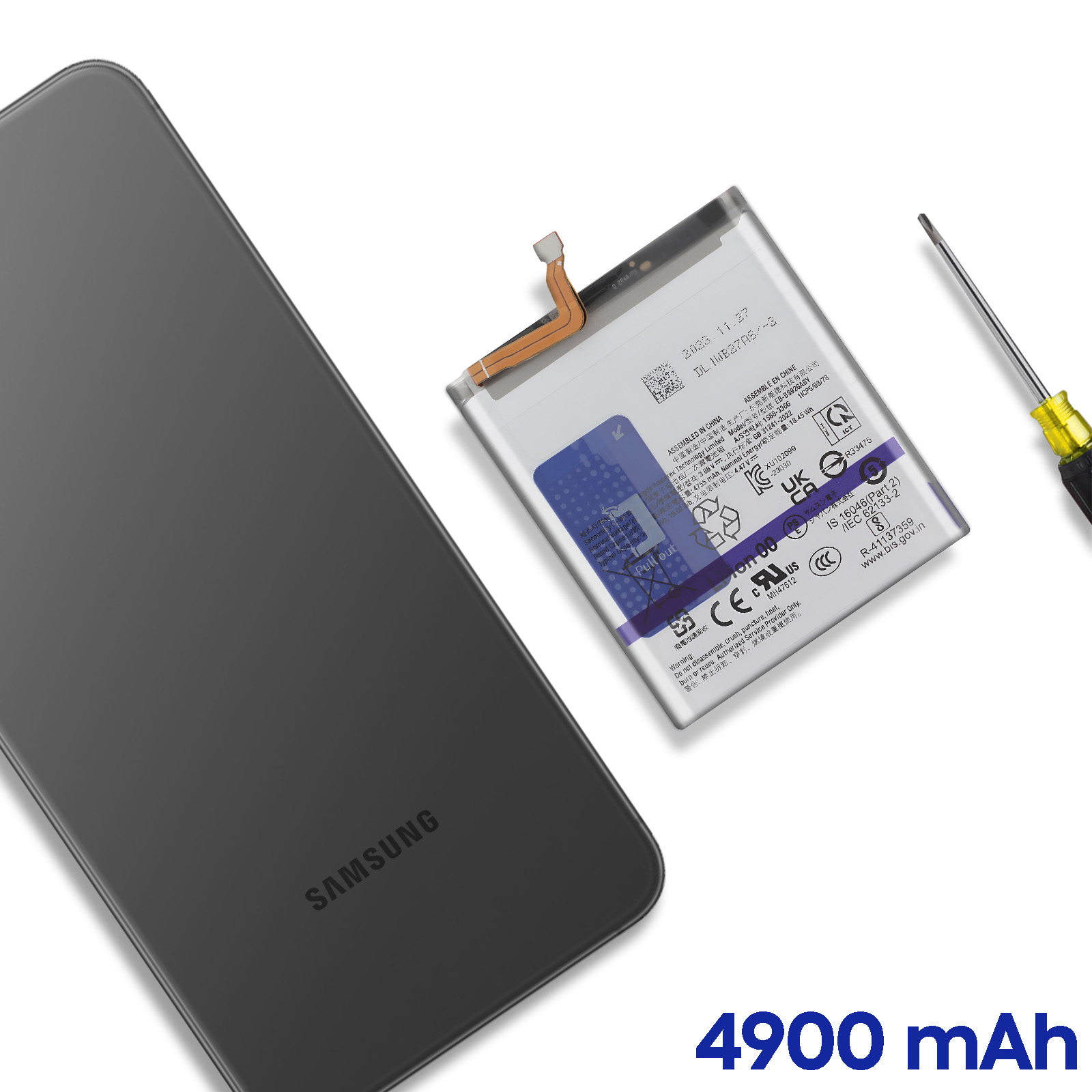 Uno smartphone nero accanto a una batteria da 4900 mAh e un cacciavite.