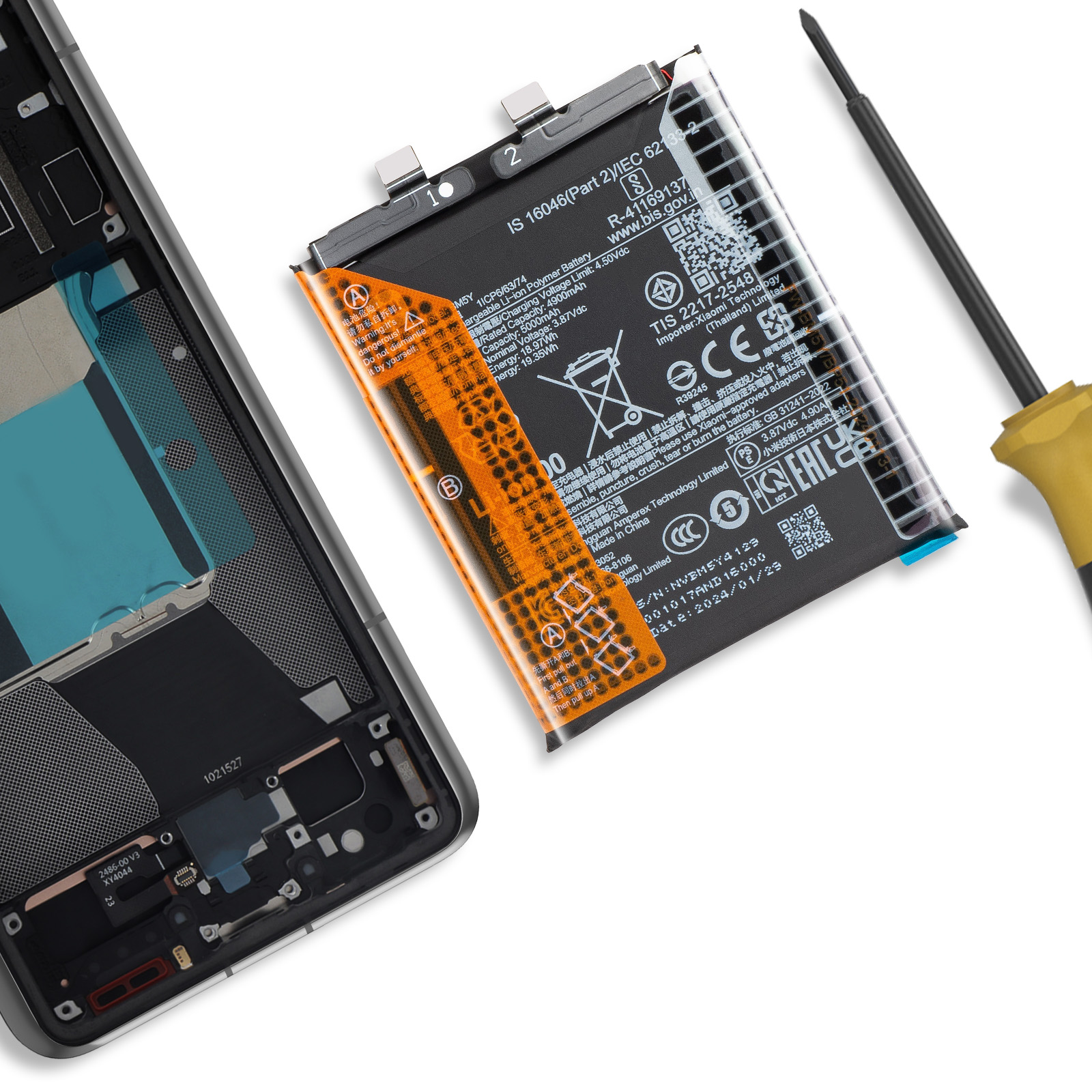 Una batteria per smartphone giace accanto a un telefono smontato e un cacciavite.
