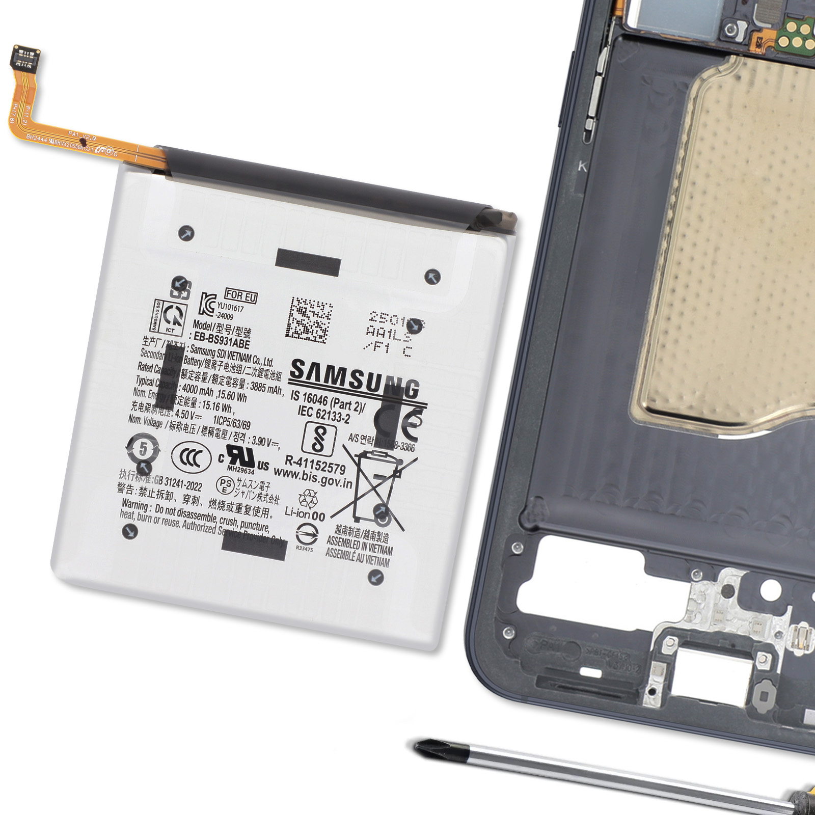 Una batteria Samsung modello EB-BS931ABE giace accanto al telaio di uno smartphone.