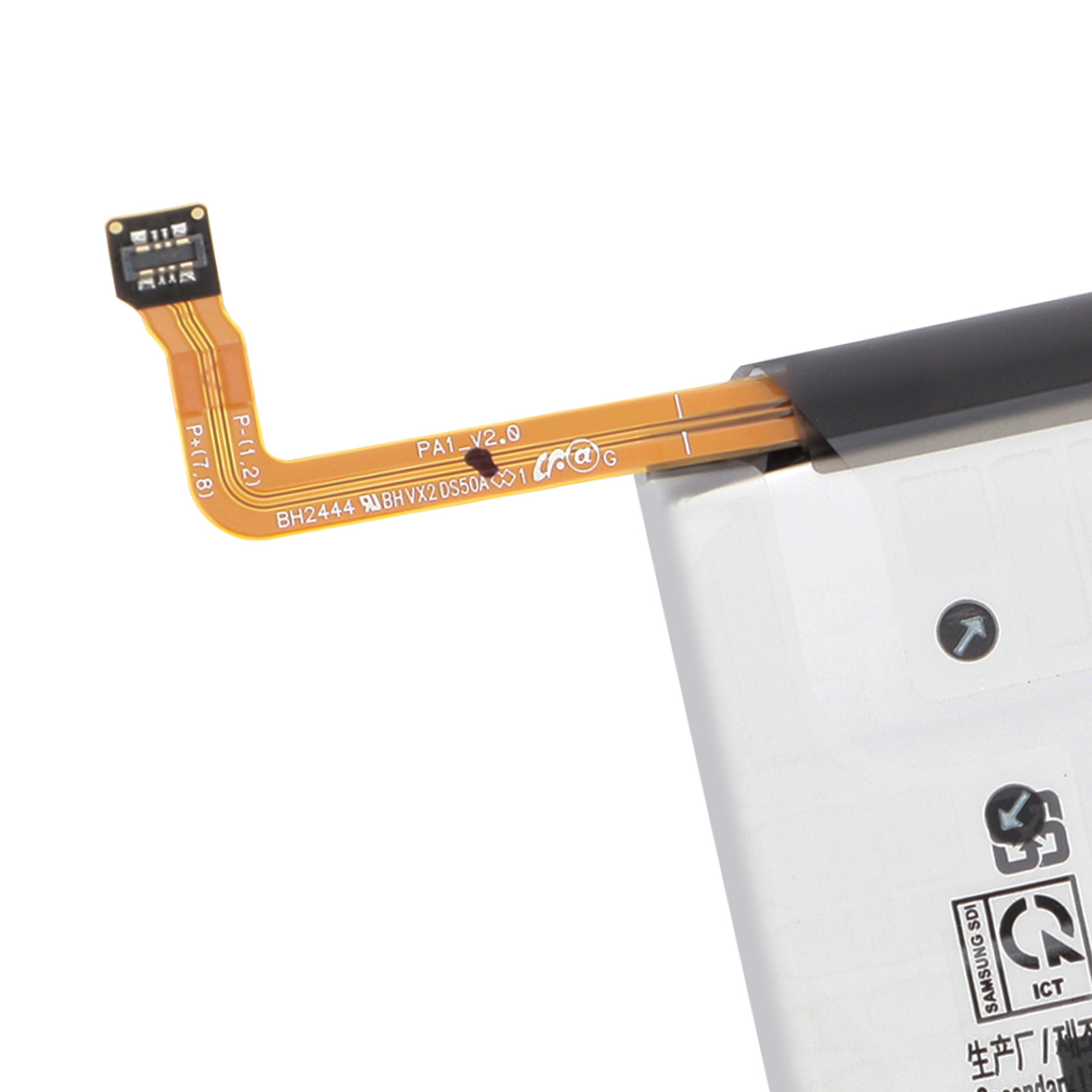 Un cavo flessibile arancione con testo, che si estende da un oggetto bianco.