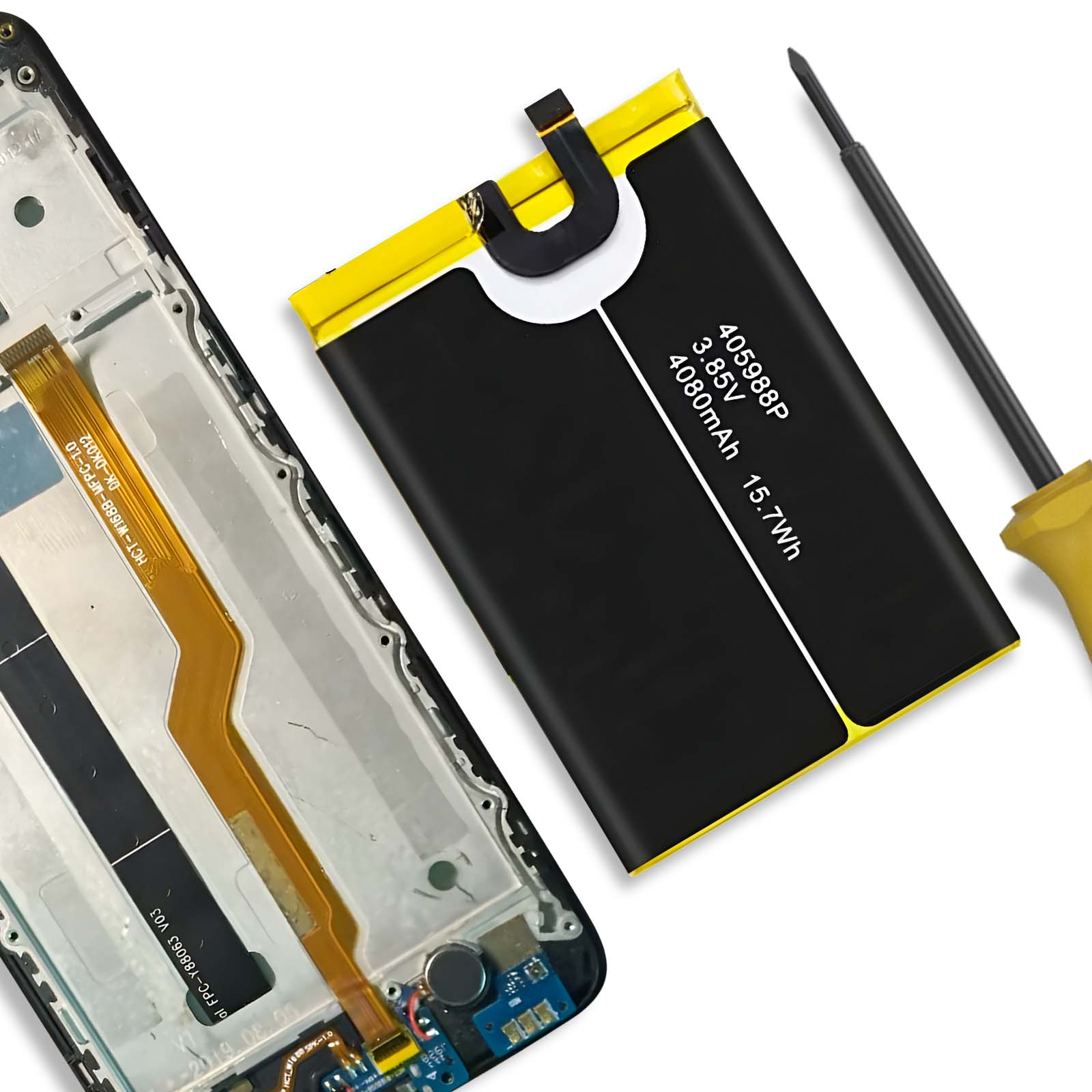 Una cornice per smartphone, una batteria nera e un cacciavite sono disposti fianco a fianco.