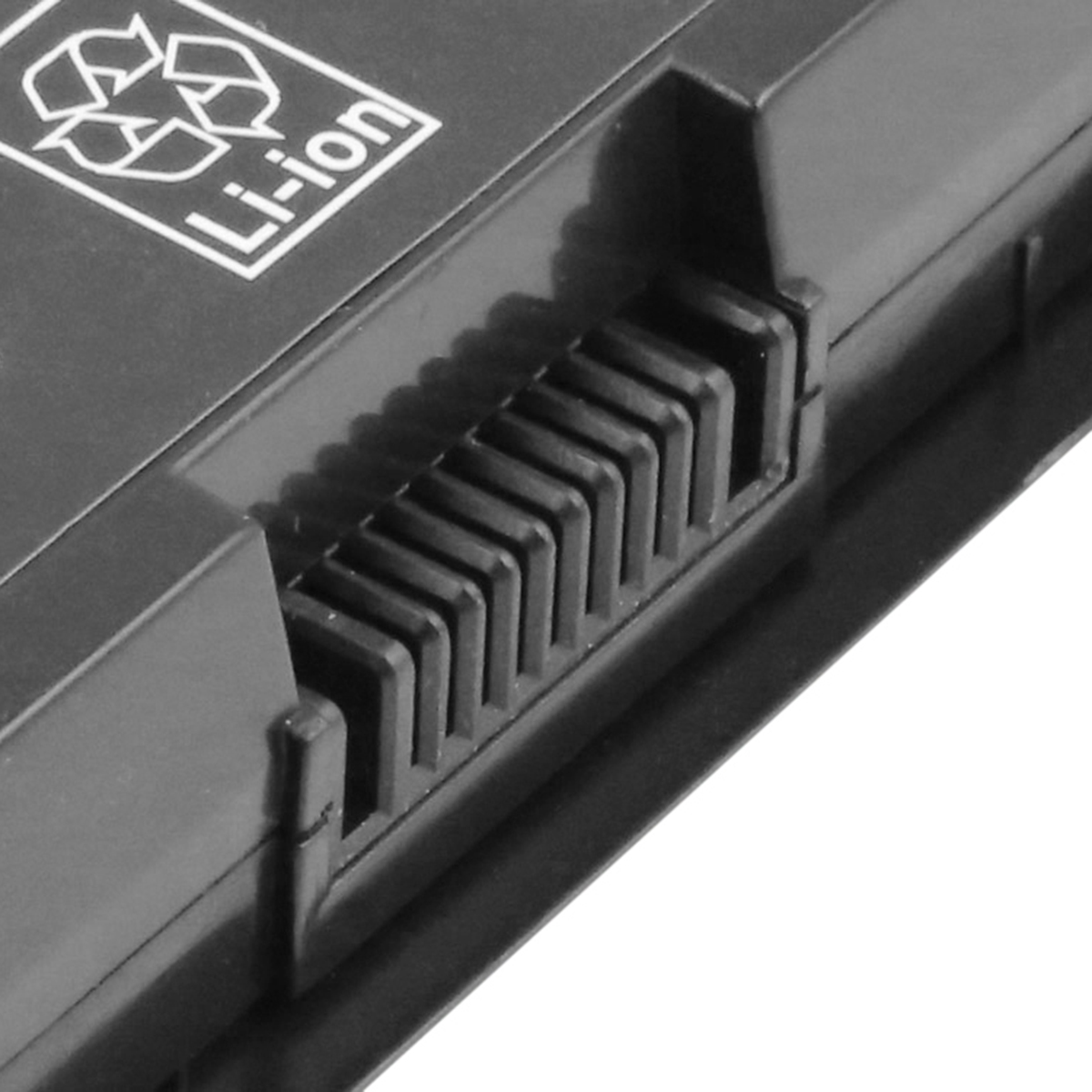 Primo piano di una batteria agli ioni di litio nera con simbolo di riciclo e contatti.