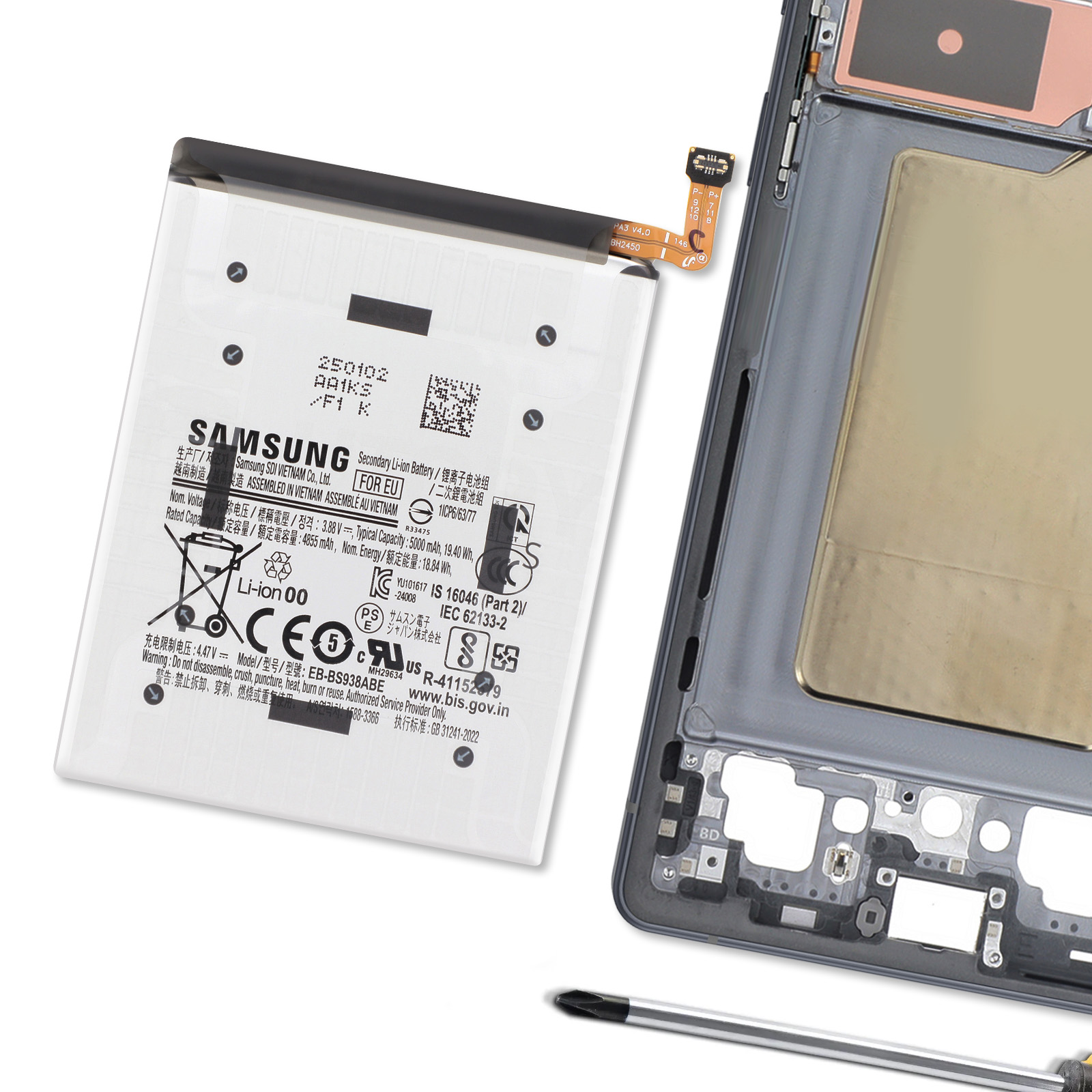 Une batterie Li-ion Samsung à côté du cadre intérieur d'un smartphone.