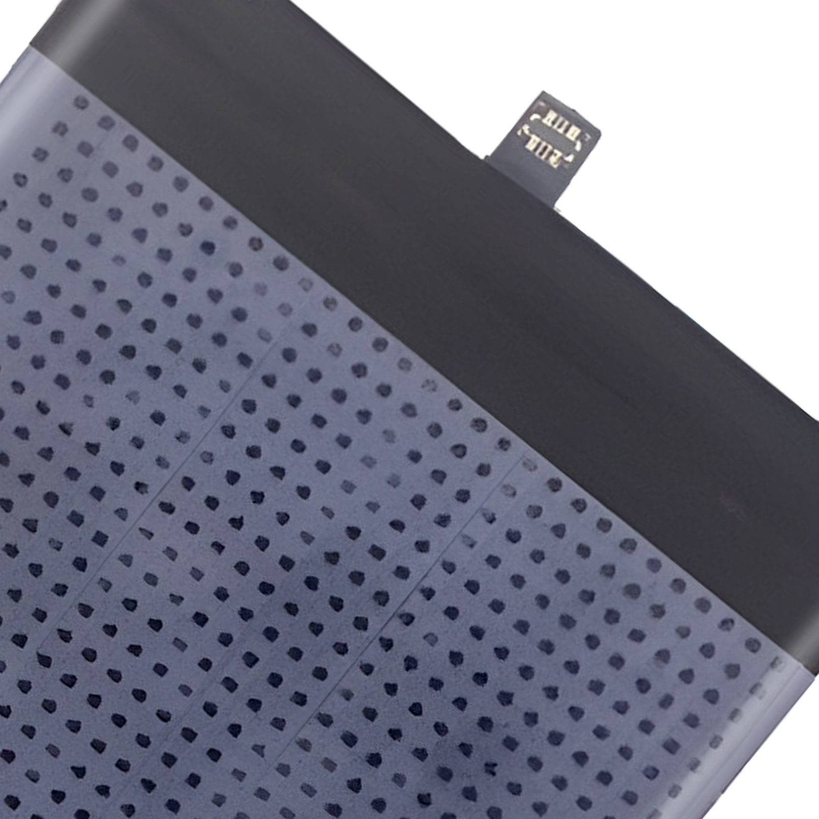 Primo piano di una superficie grigia punteggiata con una striscia nera e un piccolo connettore.