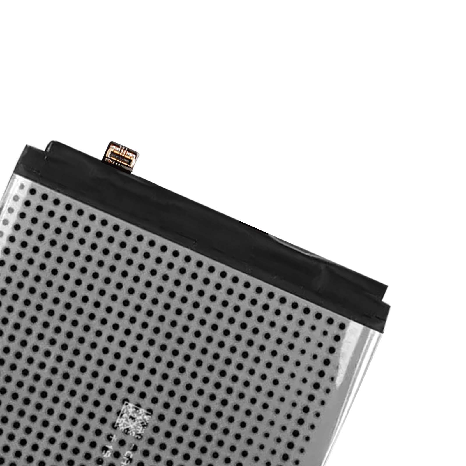 Primo piano di una batteria grigia con punti neri e un connettore nero.