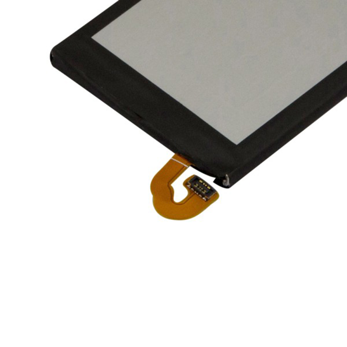 Parte di una batteria rettangolare nera con schermo grigio e cavo flessibile arancione.
