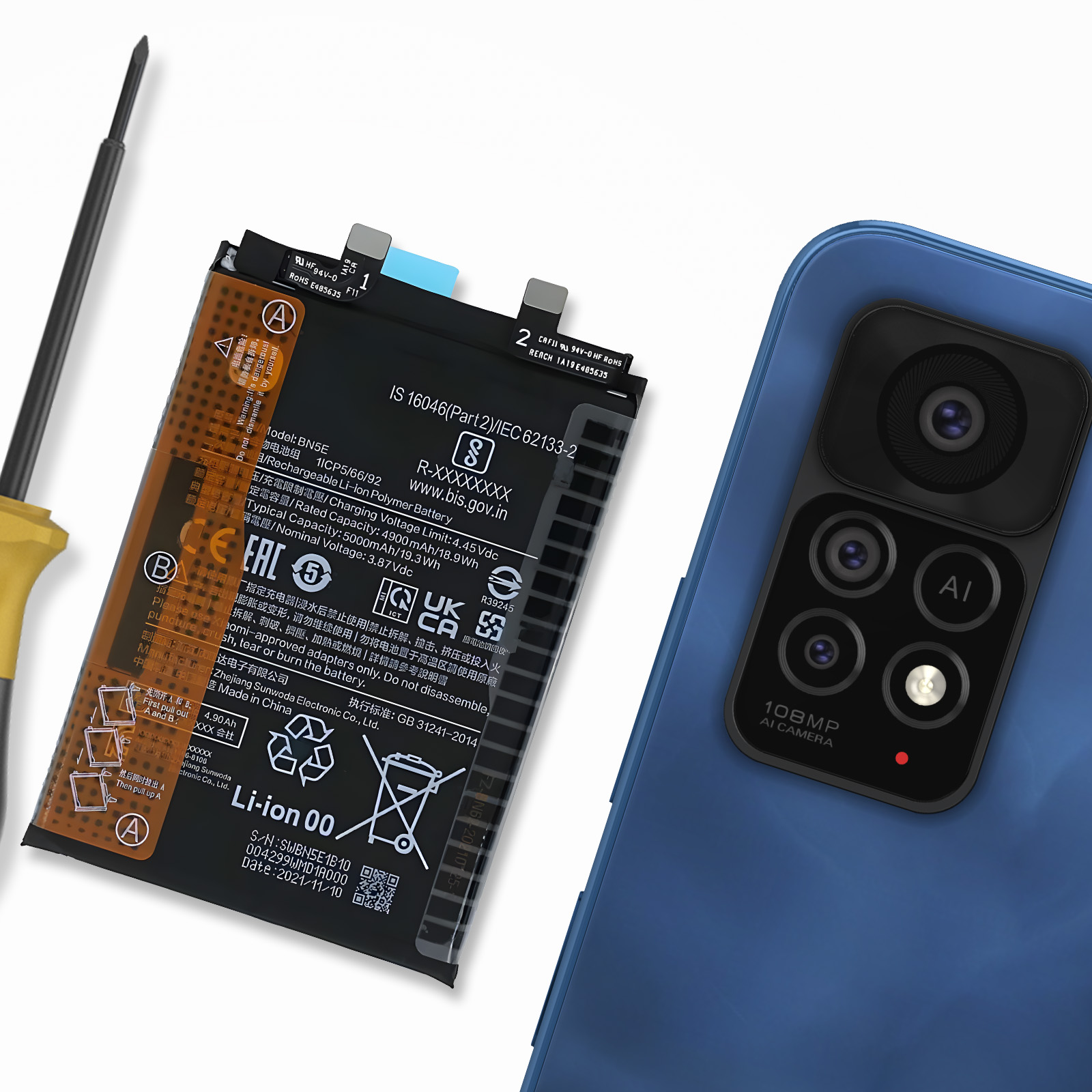 Uno smartphone con fotocamera e una batteria sono uno accanto all'altro.