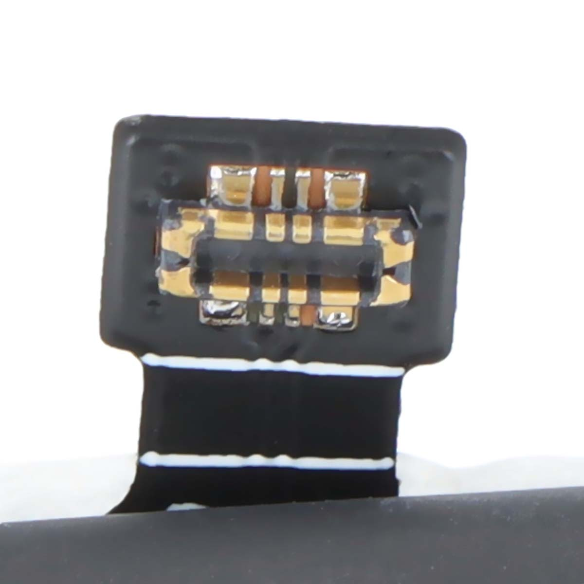 Primo piano di un connettore nero con pin dorati, parte di un dispositivo.