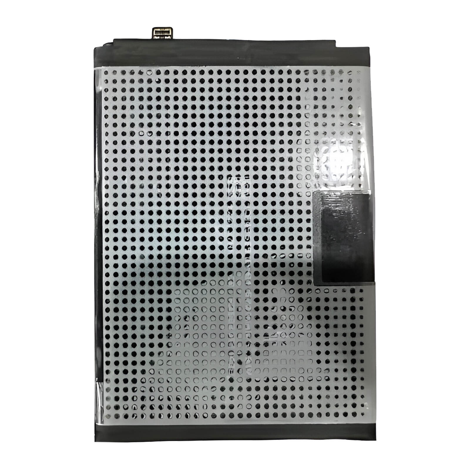 Una batteria rettangolare con bordo nero e superficie anteriore perforata.